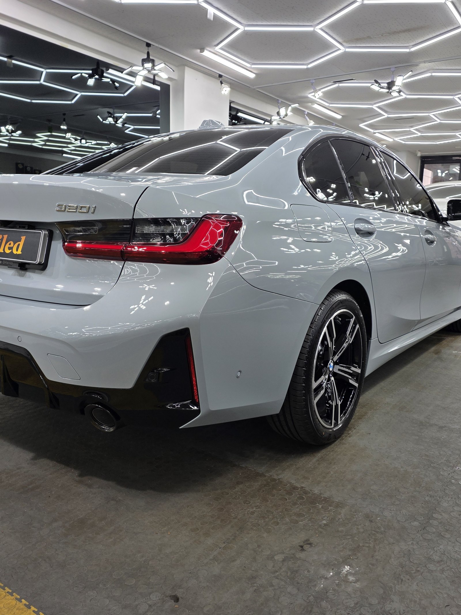 BMW 320i 그레이 신차 후면 - 부산 쉴드광택 신차코팅