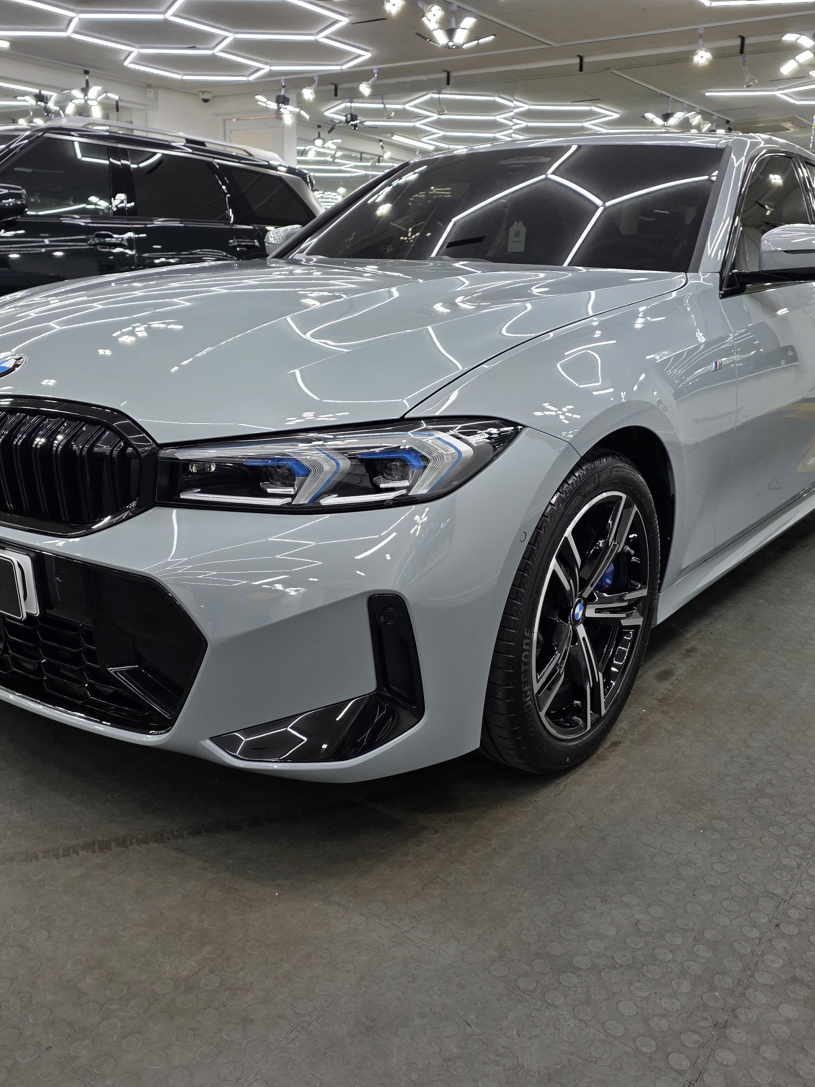 BMW 320i 그레이 신차 정면 M스포츠 - 부산 유리막코팅