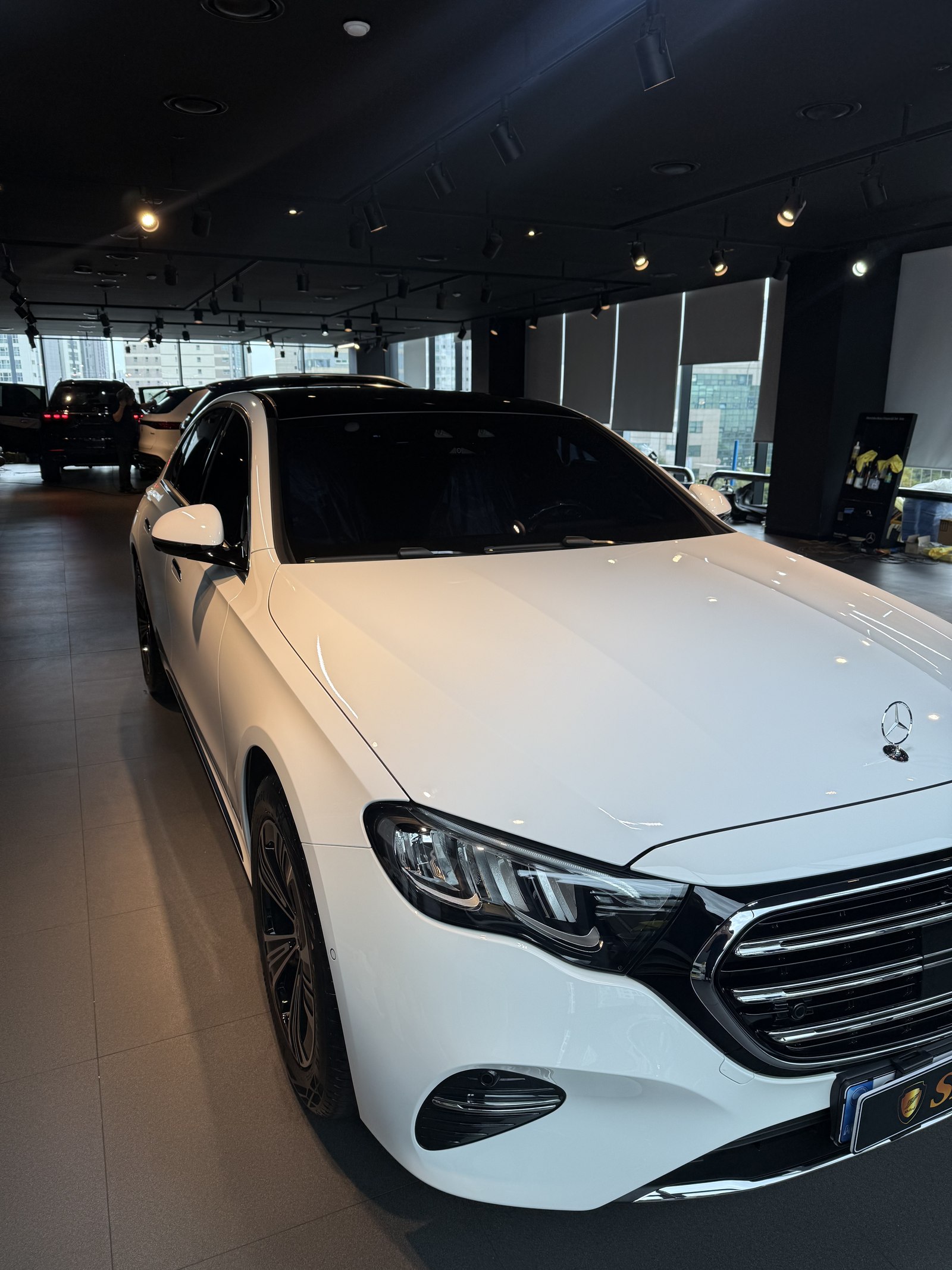 벤츠 E200 백색 신차 전면 클로즈업 - 부산 유리막코팅