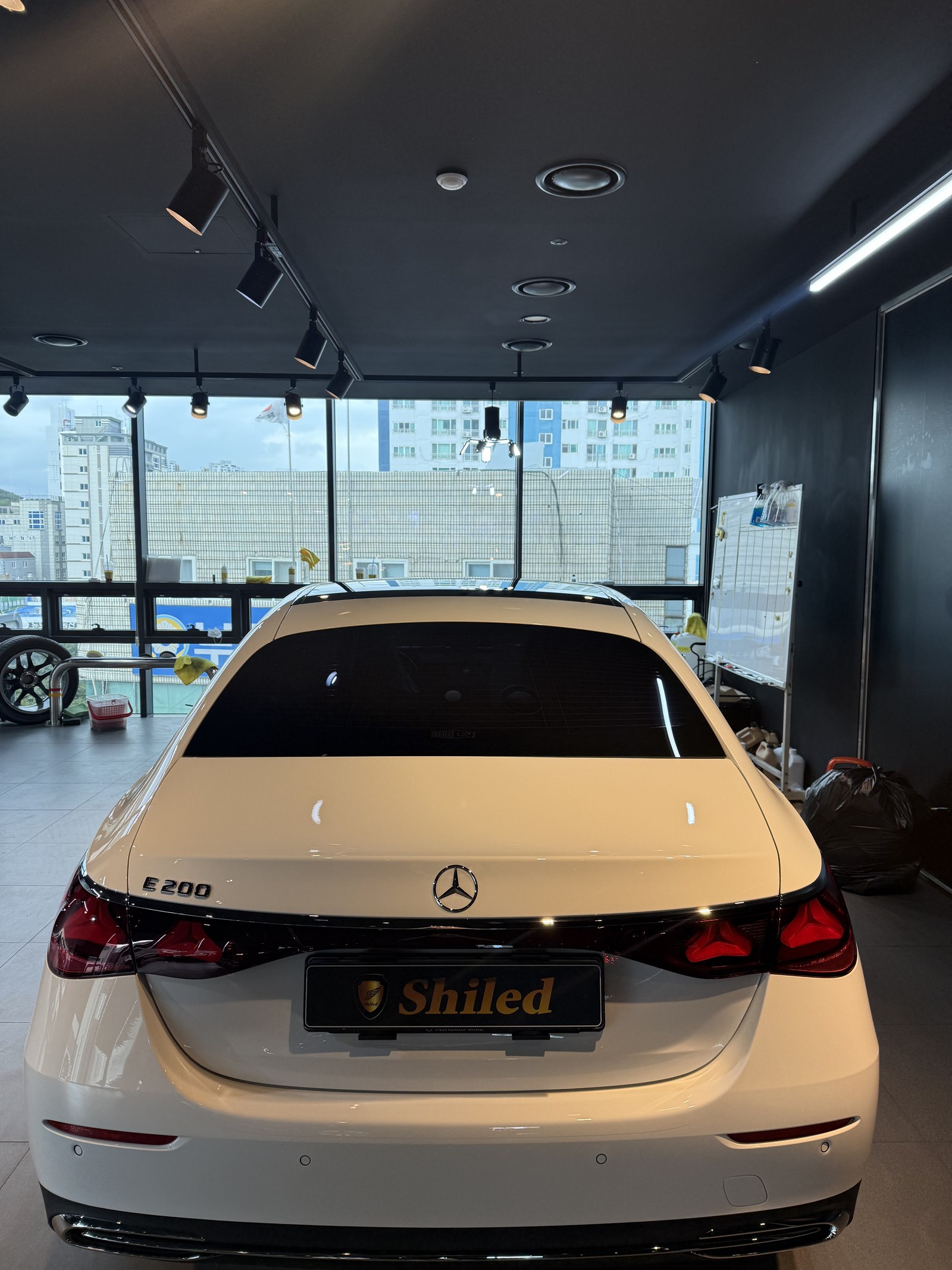 벤츠 E200 백색 신차 후면 E200 뱃지 - 부산 유리막코팅