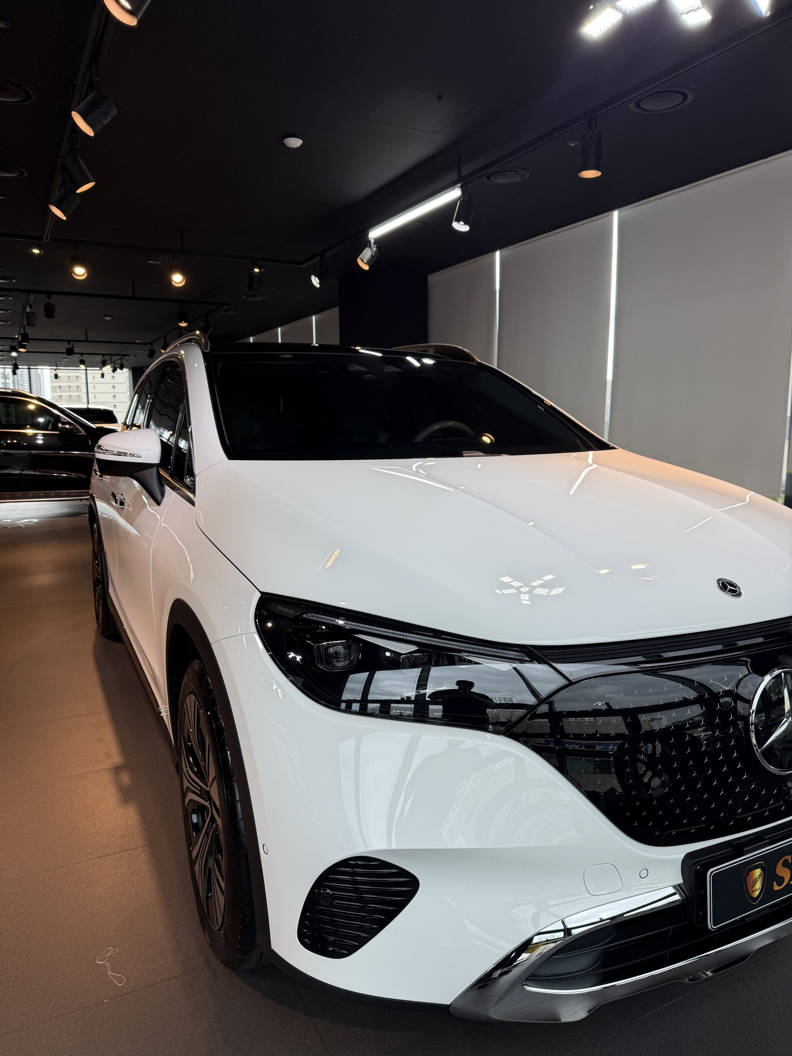 벤츠 EQE350 SUV 백색 전측면 글로시 - 부산 유리막코팅