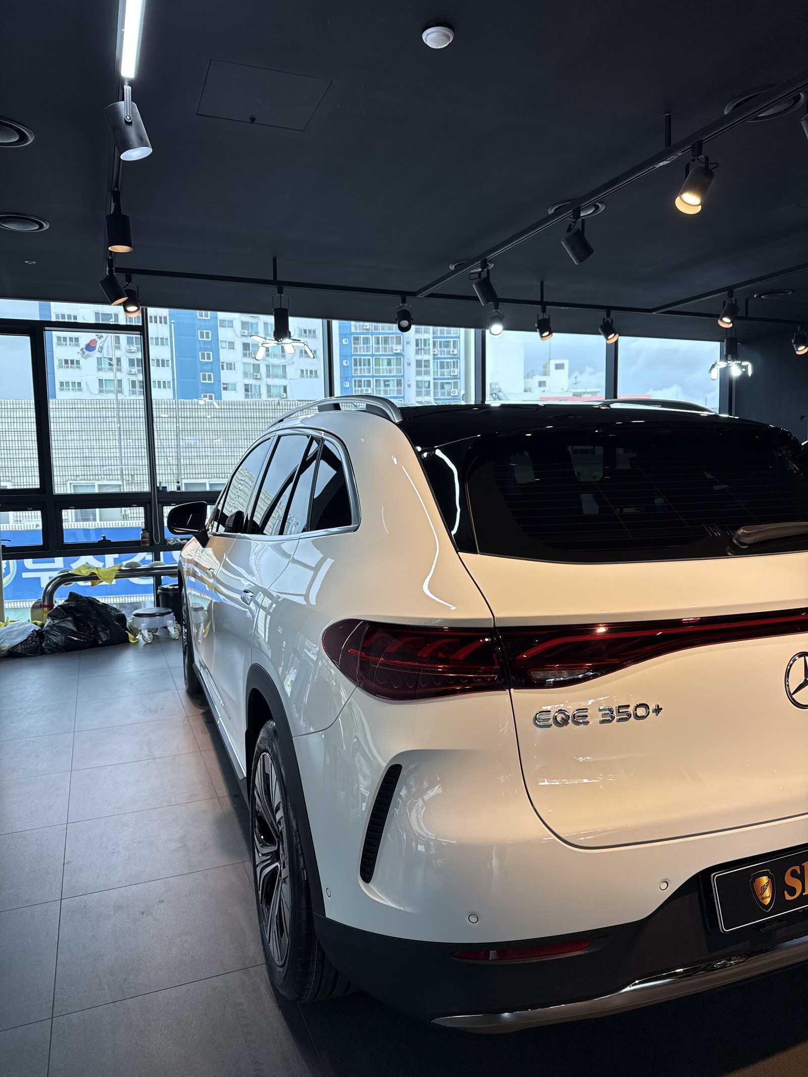 벤츠 EQE350 SUV 백색 신차 후측면 휠 - 부산 쉴드광택 신차코팅