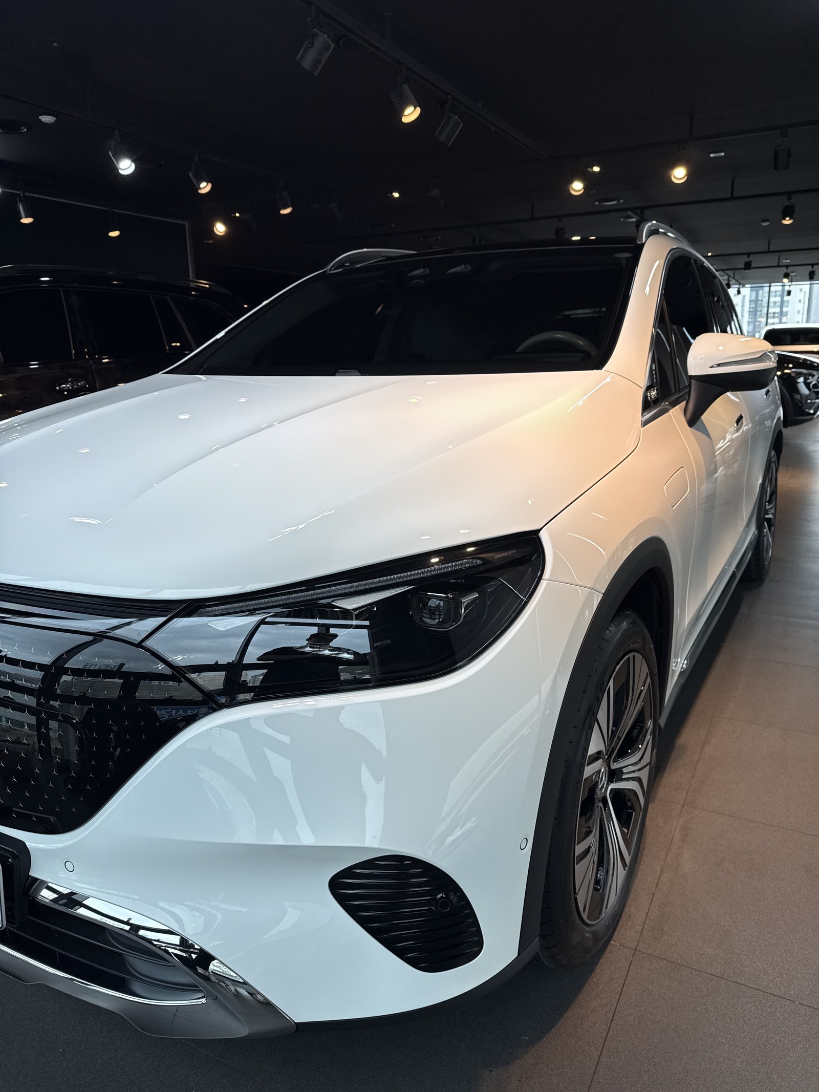 벤츠 EQE350 SUV 백색 신차 사이드미러 클로즈업 - 부산 유리막코팅