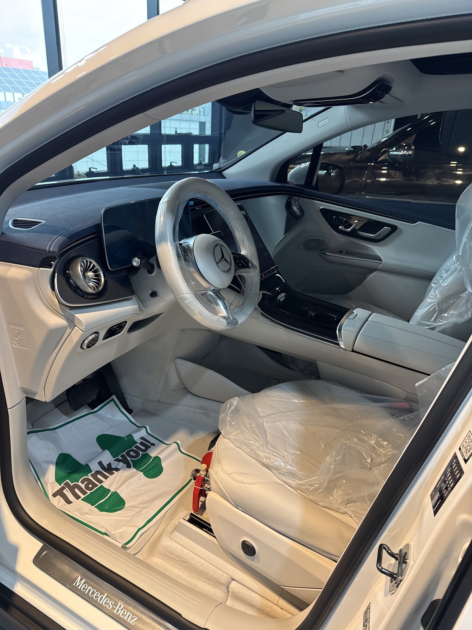 벤츠 EQE350 SUV 신차 실내 - 출고 전 컨디션