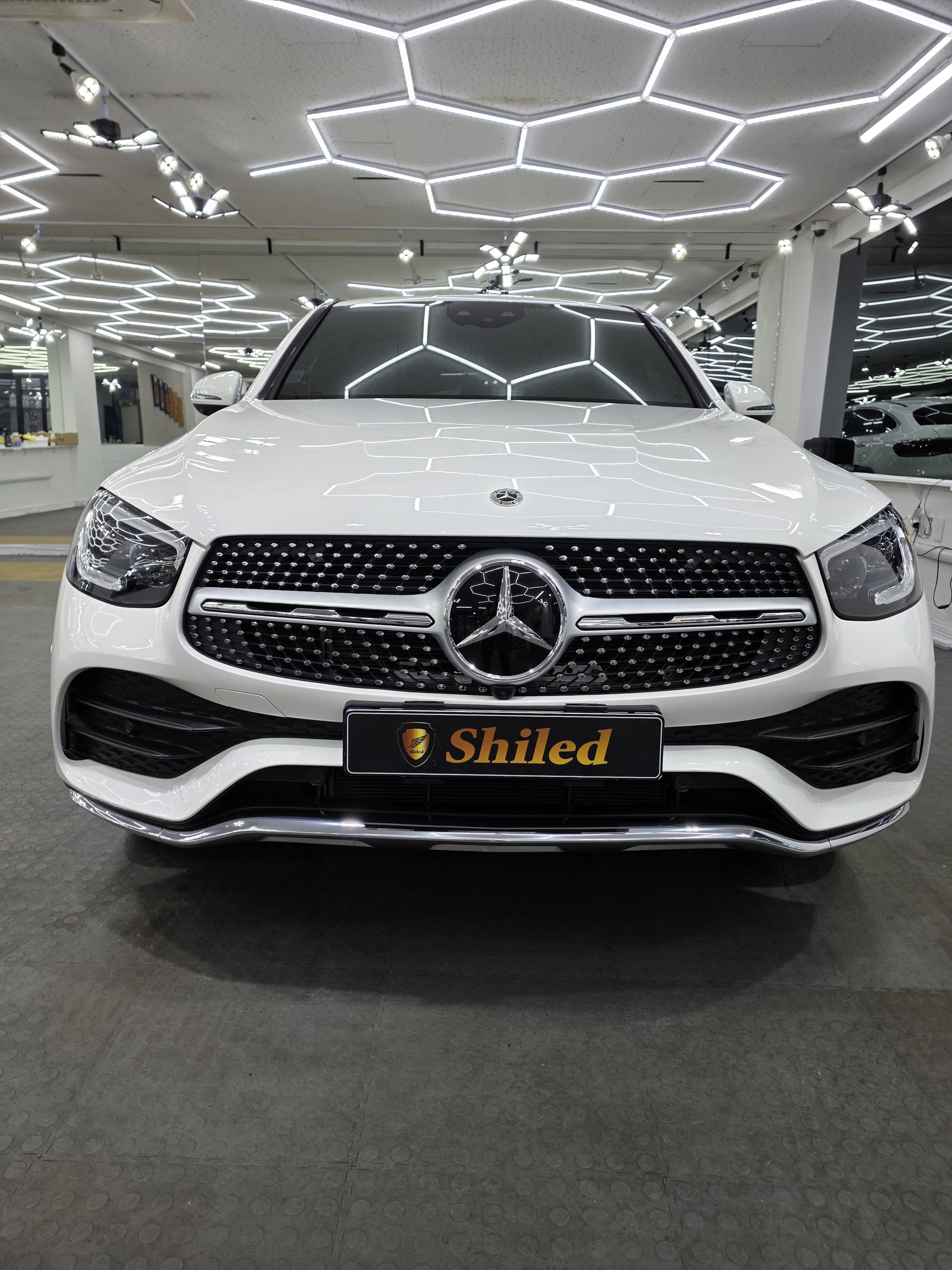 벤츠 GLC300 쿠페 백색 페인트 날림 제거 및 듀얼코팅 완료 - 정면
