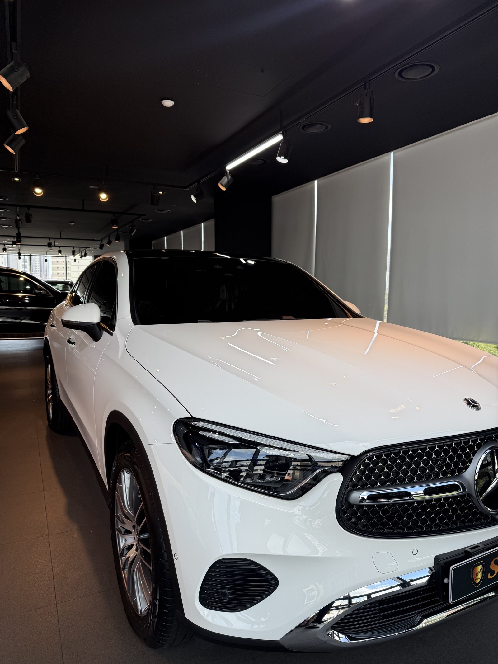 벤츠 GLC300 쿠페 백색 전측면 - 부산 유리막코팅