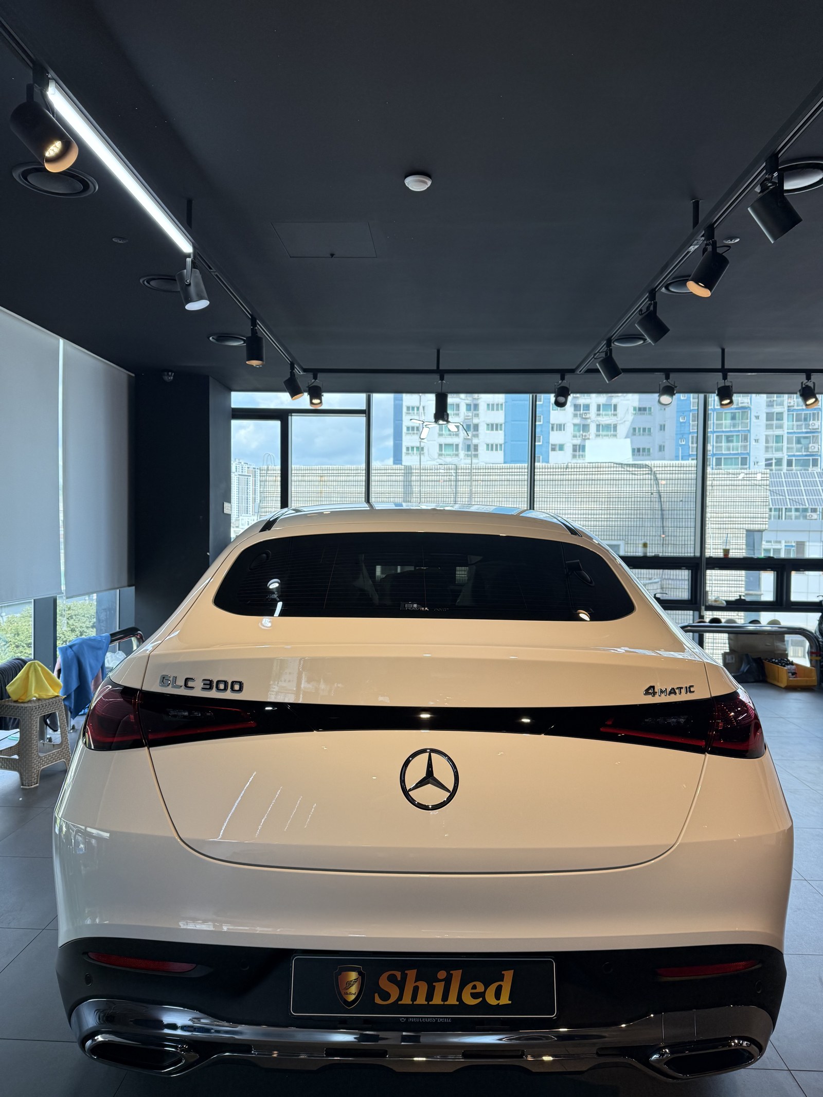 벤츠 GLC300 쿠페 백색 신차 후면 - 부산 유리막코팅