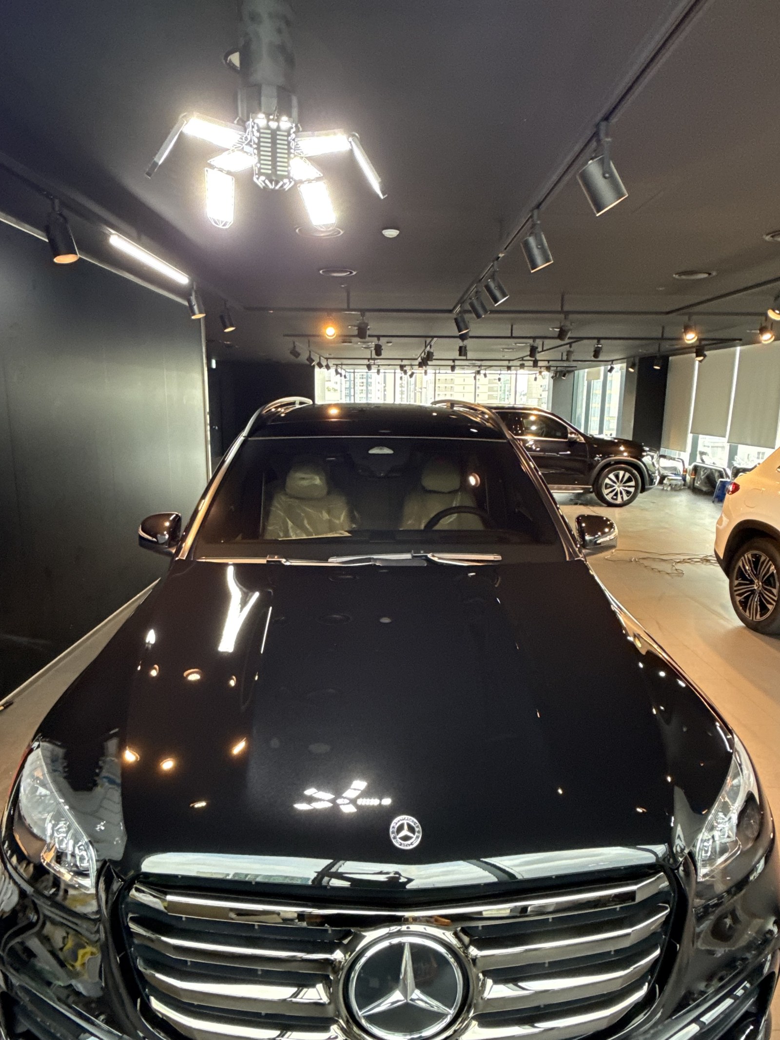 벤츠 GLS450 검정 신차 전면 클로즈업 - 부산 유리막코팅