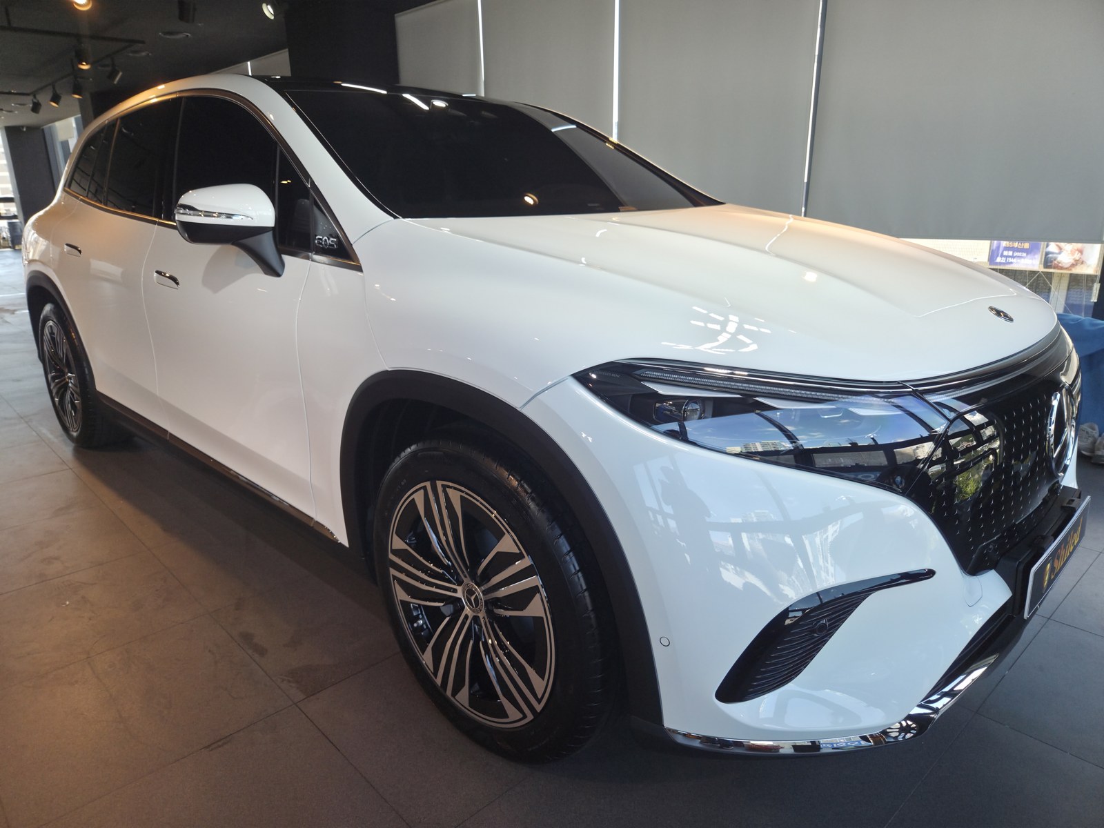 벤츠 EQS450 SUV 백색 신차 전측면 - 부산 유리막코팅
