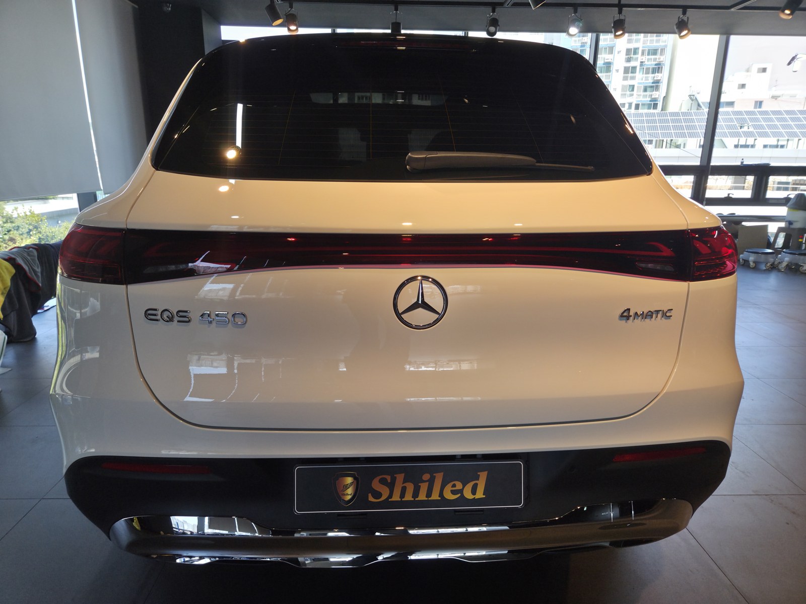벤츠 EQS450 SUV 백색 신차 후면 - 부산 유리막코팅