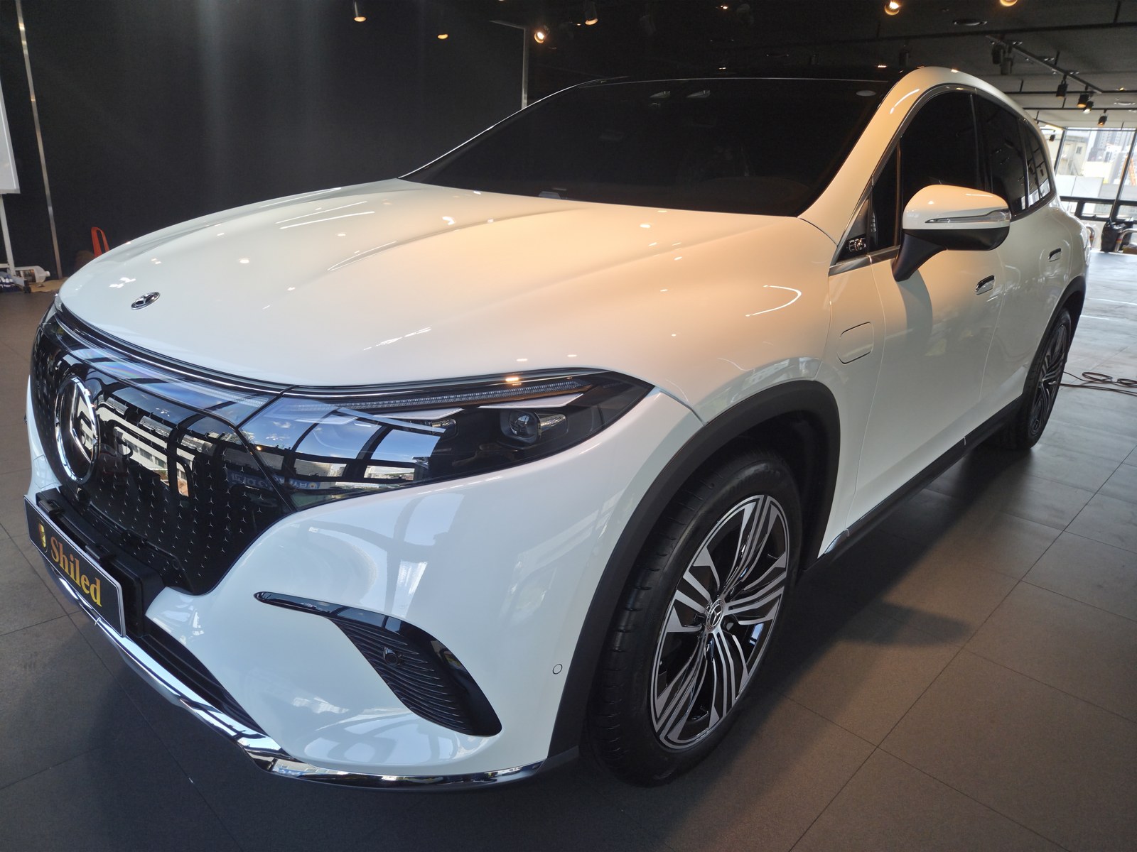 벤츠 EQS450 SUV 백색 신차 정측면 - 부산 쉴드광택