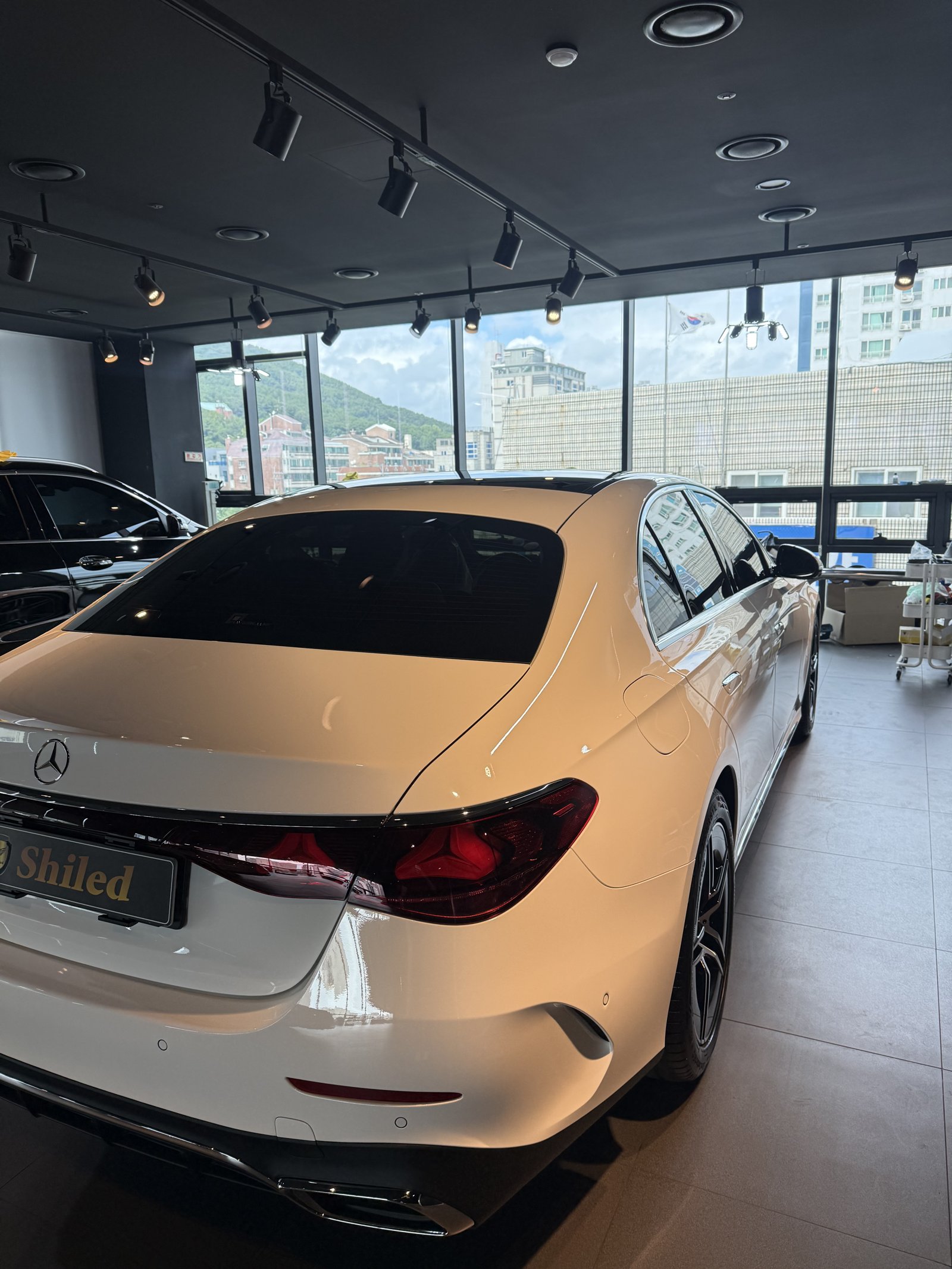 벤츠 E200 AMG 백색 신차 후면 - 부산 쉴드광택
