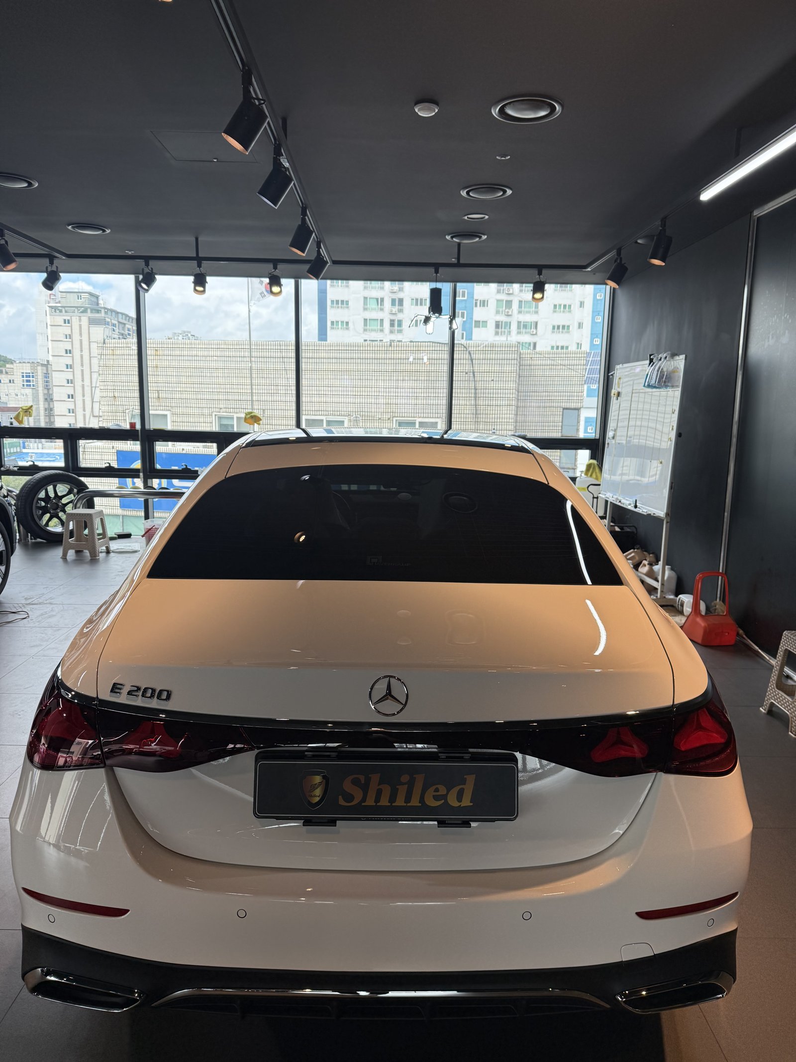 벤츠 E200 AMG 백색 신차 후측면 - 유리막코팅