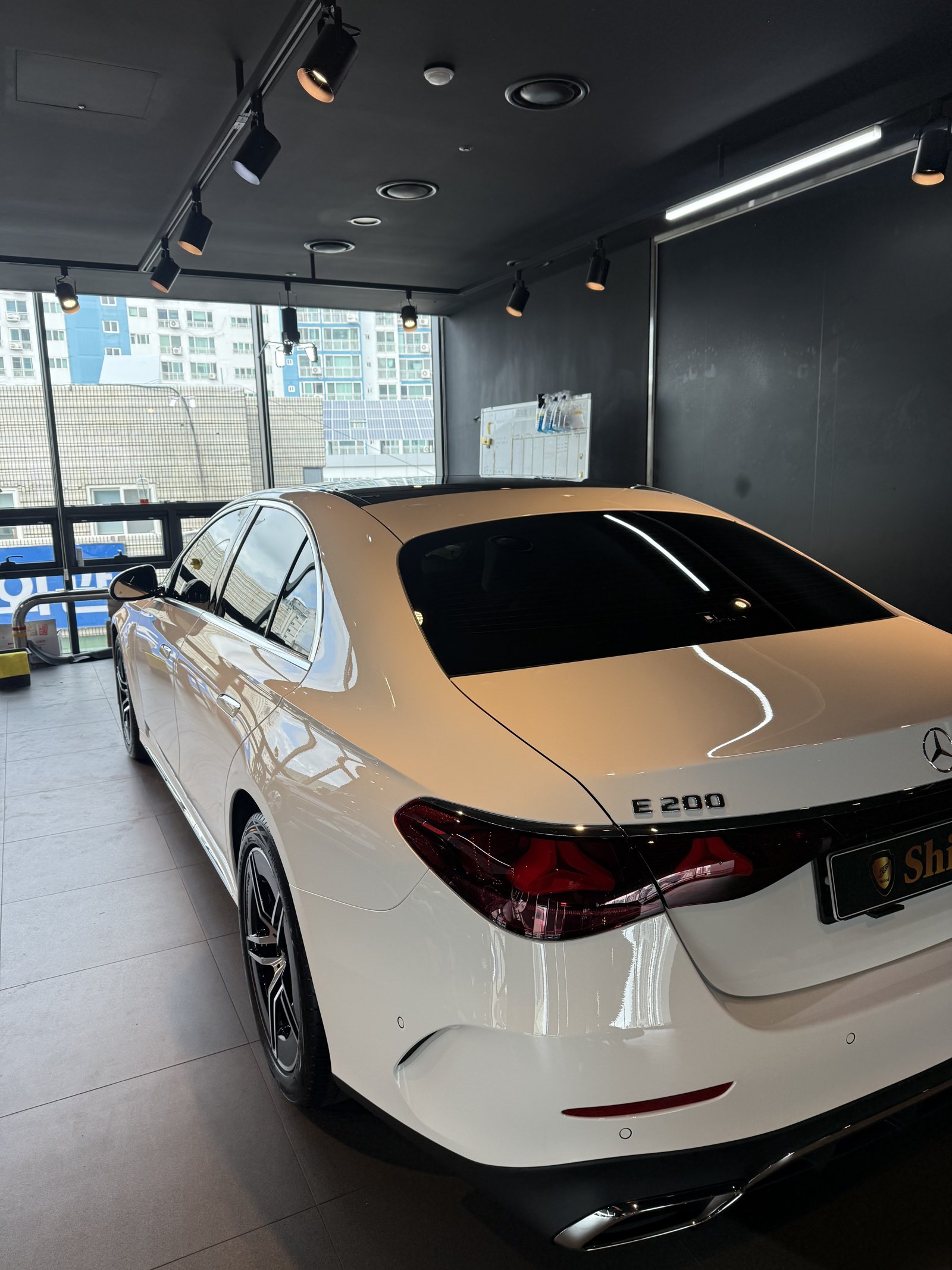 벤츠 E200 AMG 백색 신차 정면 그릴 - 부산 신차코팅