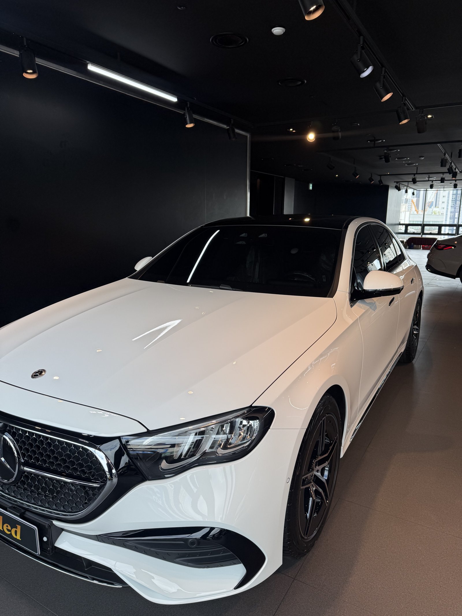 벤츠 E200 AMG 백색 신차 전측면 - 부산 유리막코팅