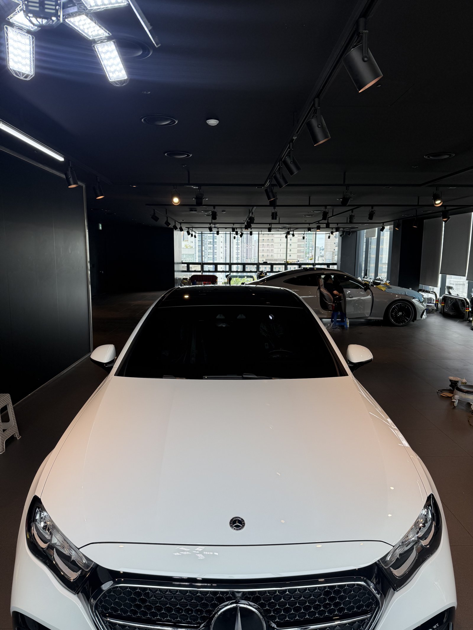 벤츠 E200 AMG 백색 신차 정면 - 부산 쉴드광택