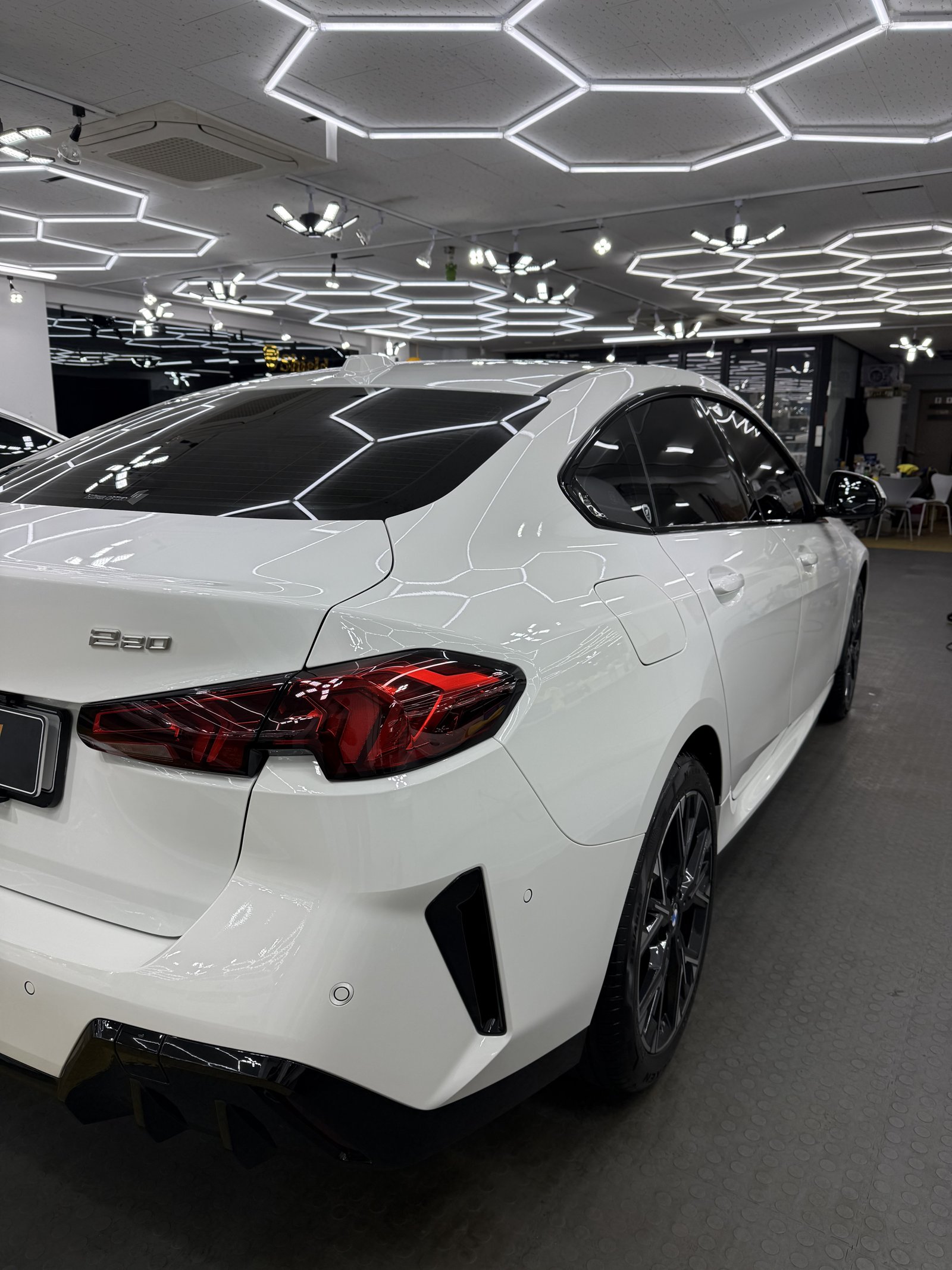 BMW 220 백색 신차 후측면 - 부산 유리막코팅