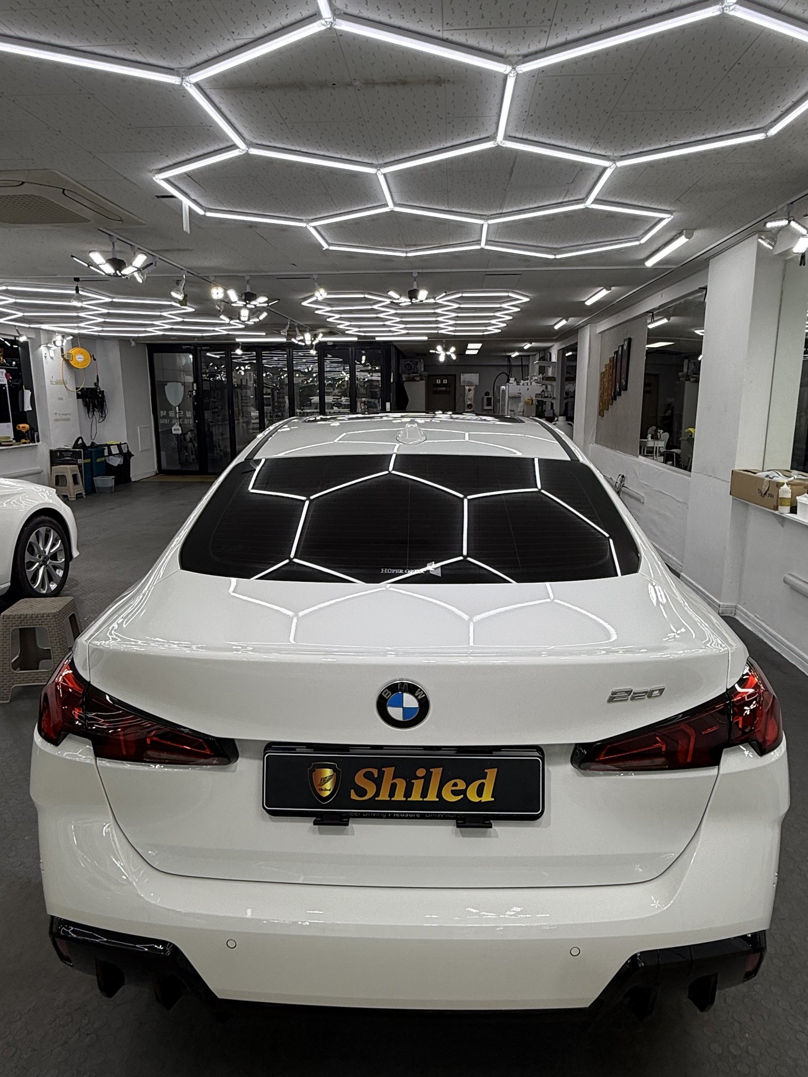 BMW 220 백색 신차 후면 Shiled 뱃지 - 유리막코팅