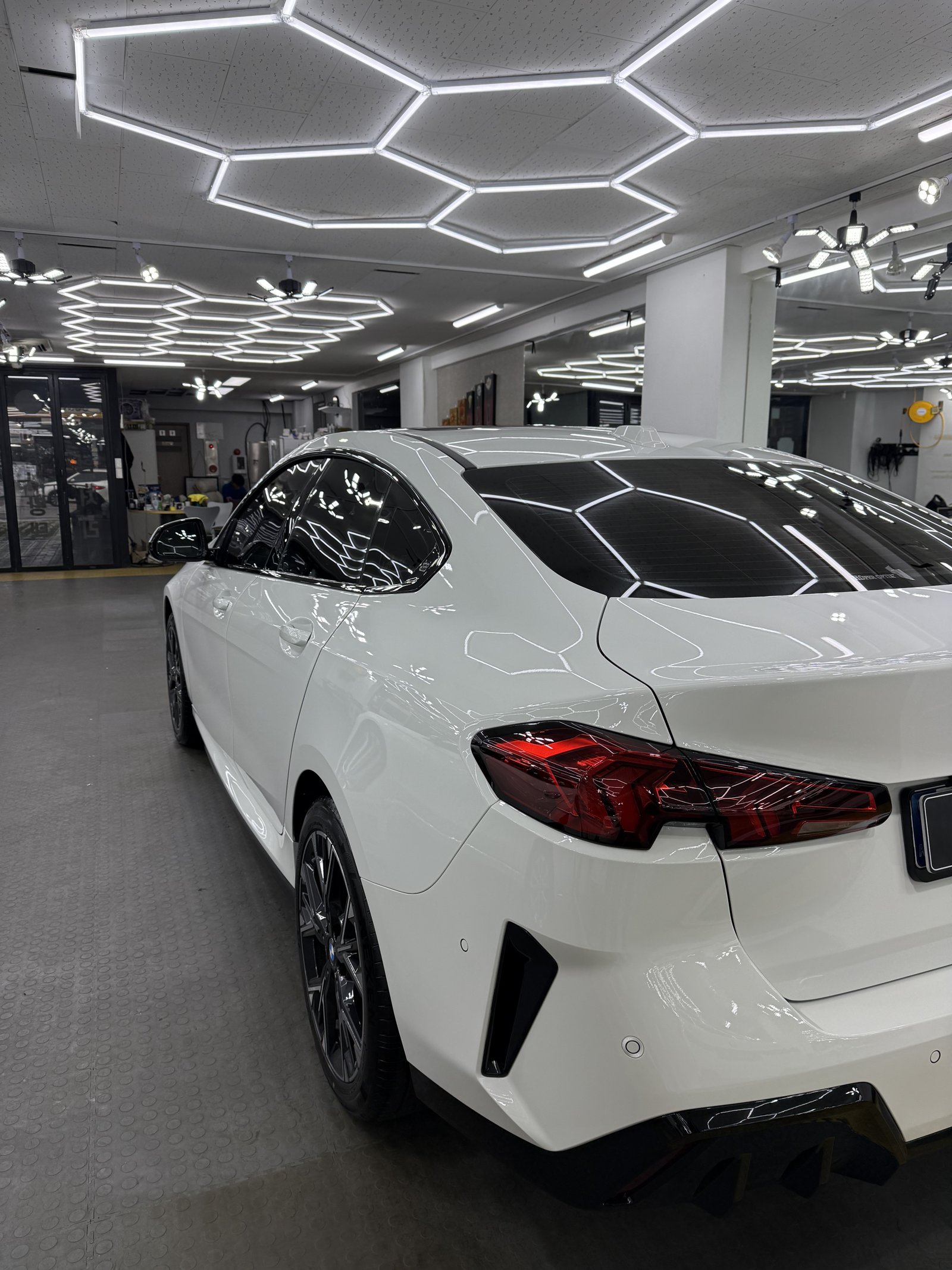 BMW 220 백색 신차 정측면 - 부산 쉴드광택 신차코팅