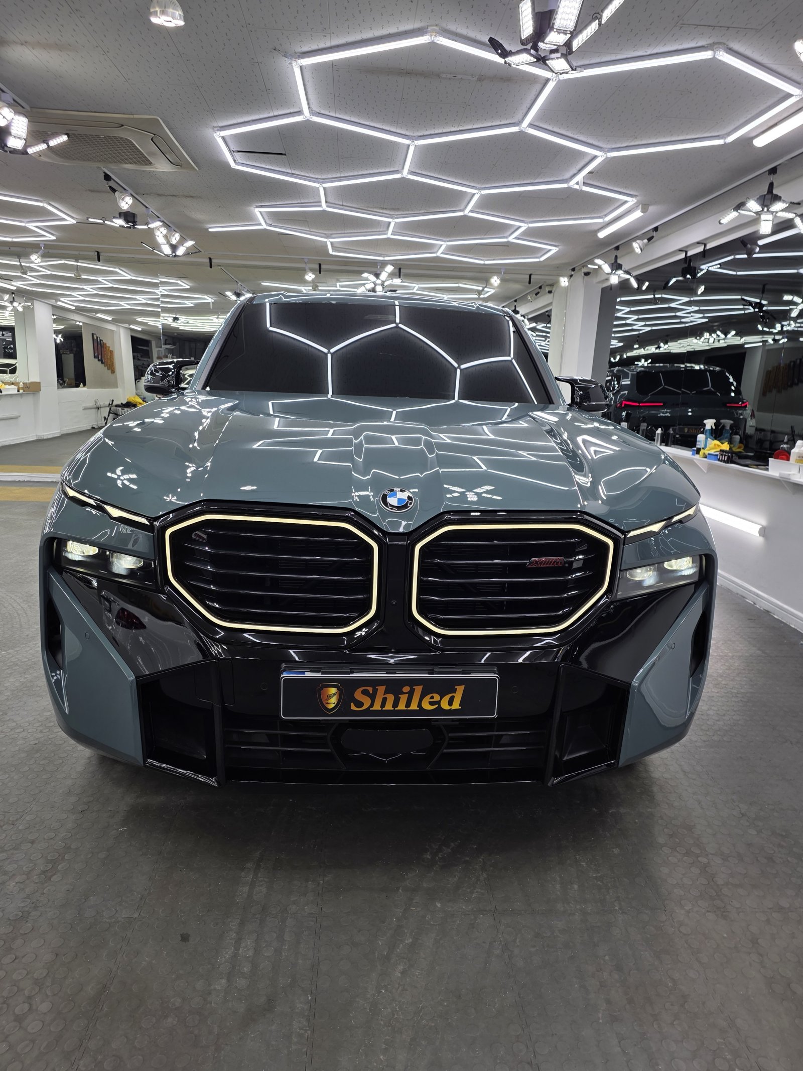 BMW XM 그레이 신차 F5 유리막코팅 - 부산 쉴드광택 전면
