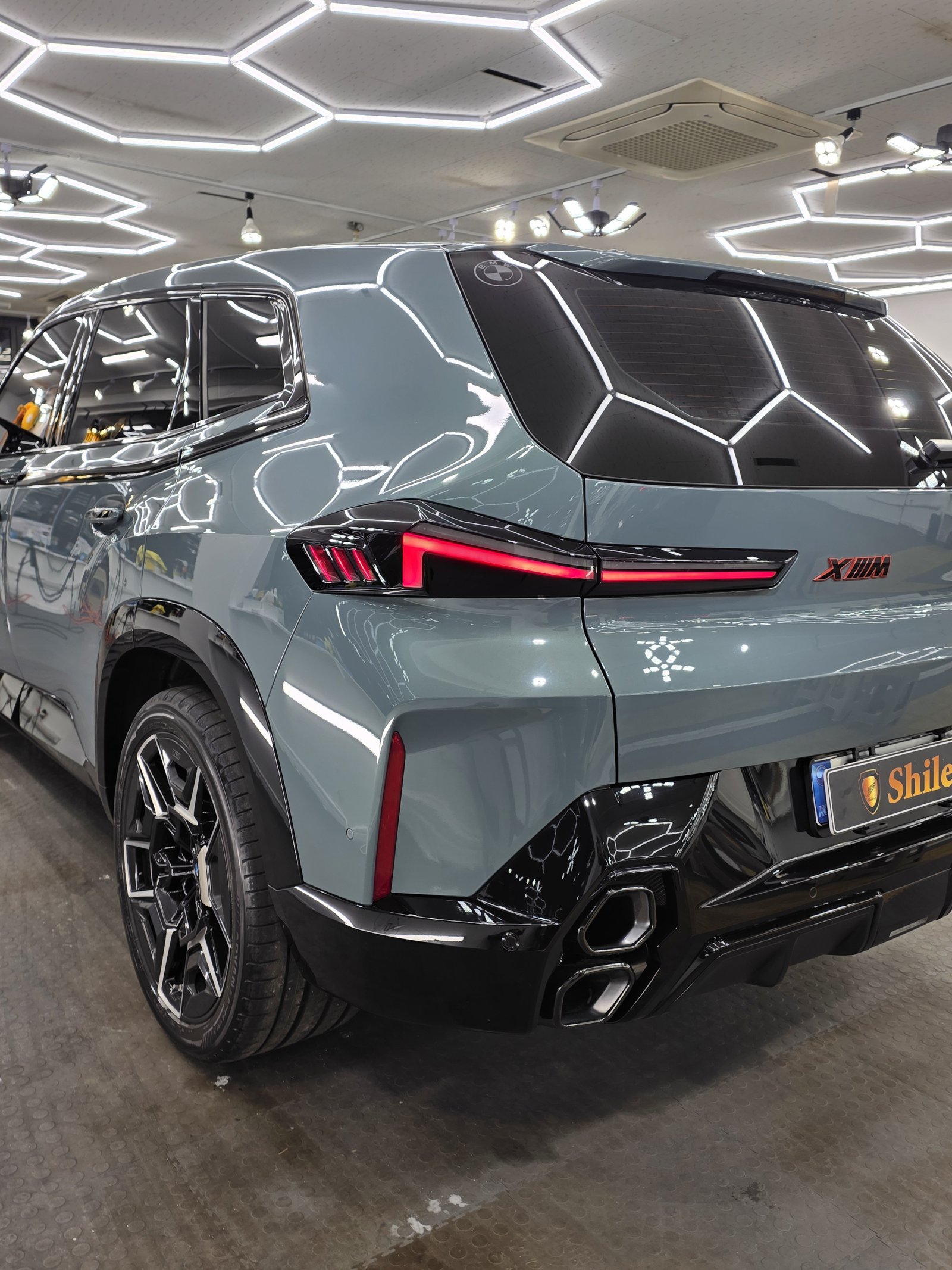 BMW XM 그레이 신차 전측면 - 부산 유리막코팅