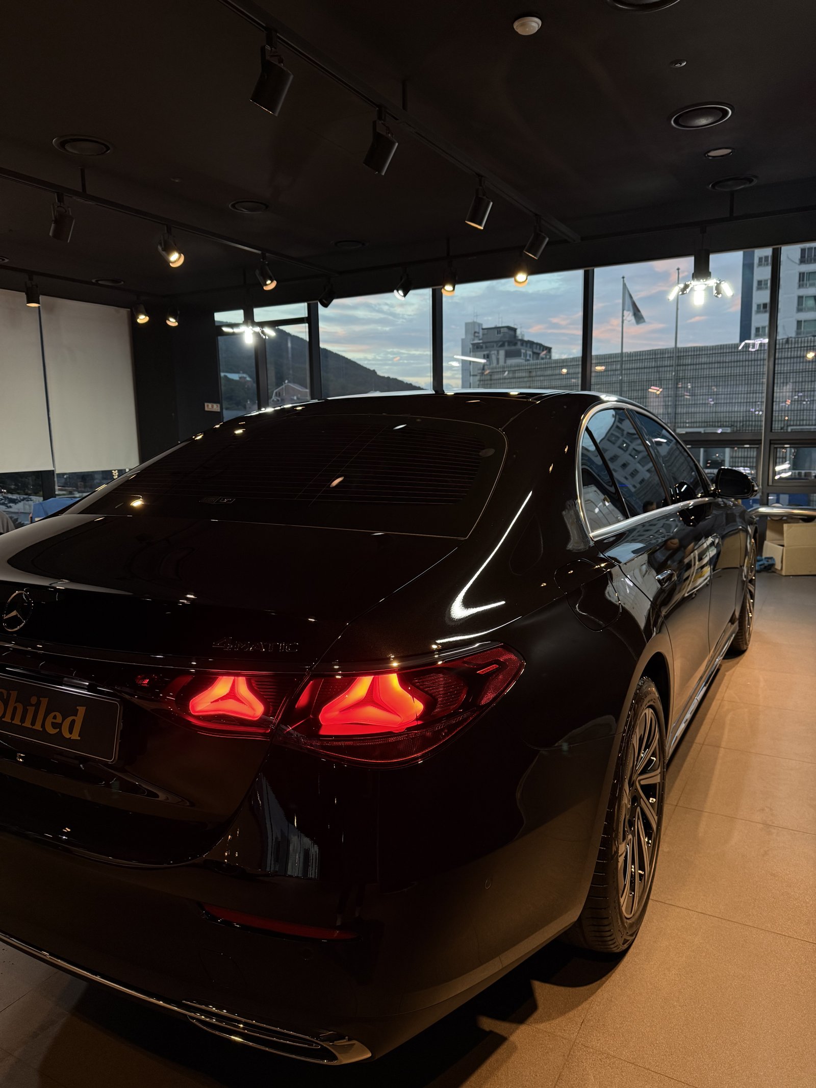 벤츠 E300 검정 신차 후면 - 부산 쉴드광택