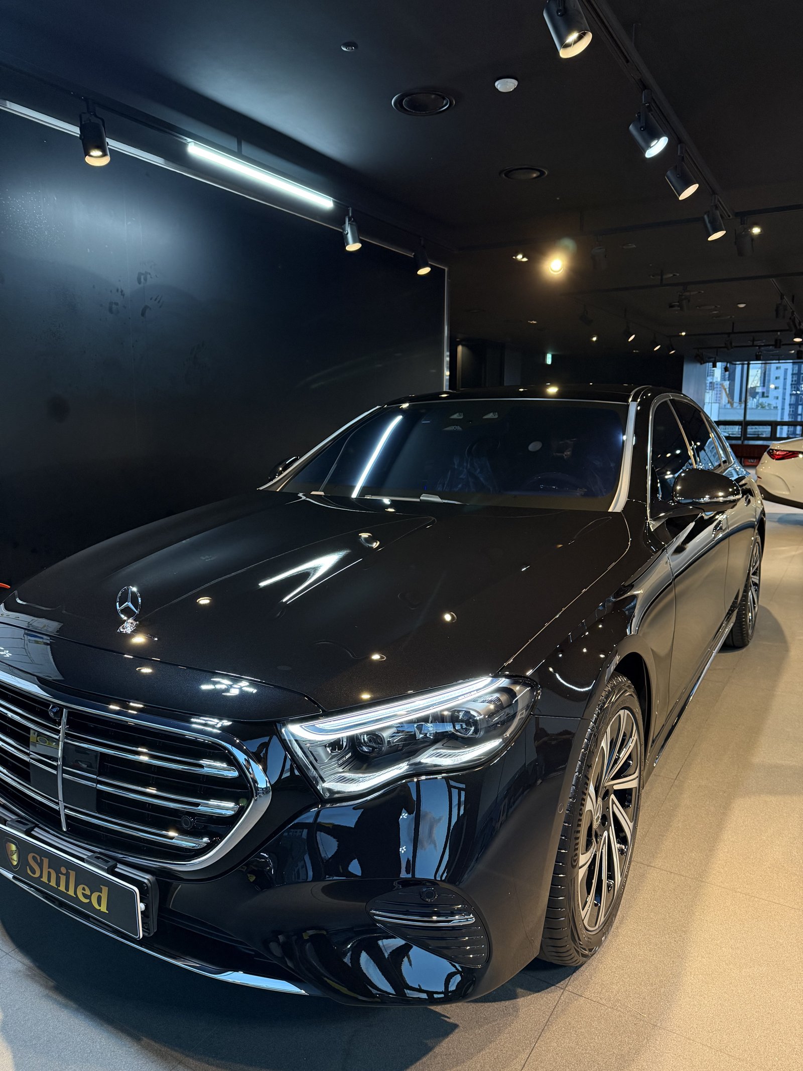벤츠 E300 검정 신차 전측면 - 부산 유리막코팅