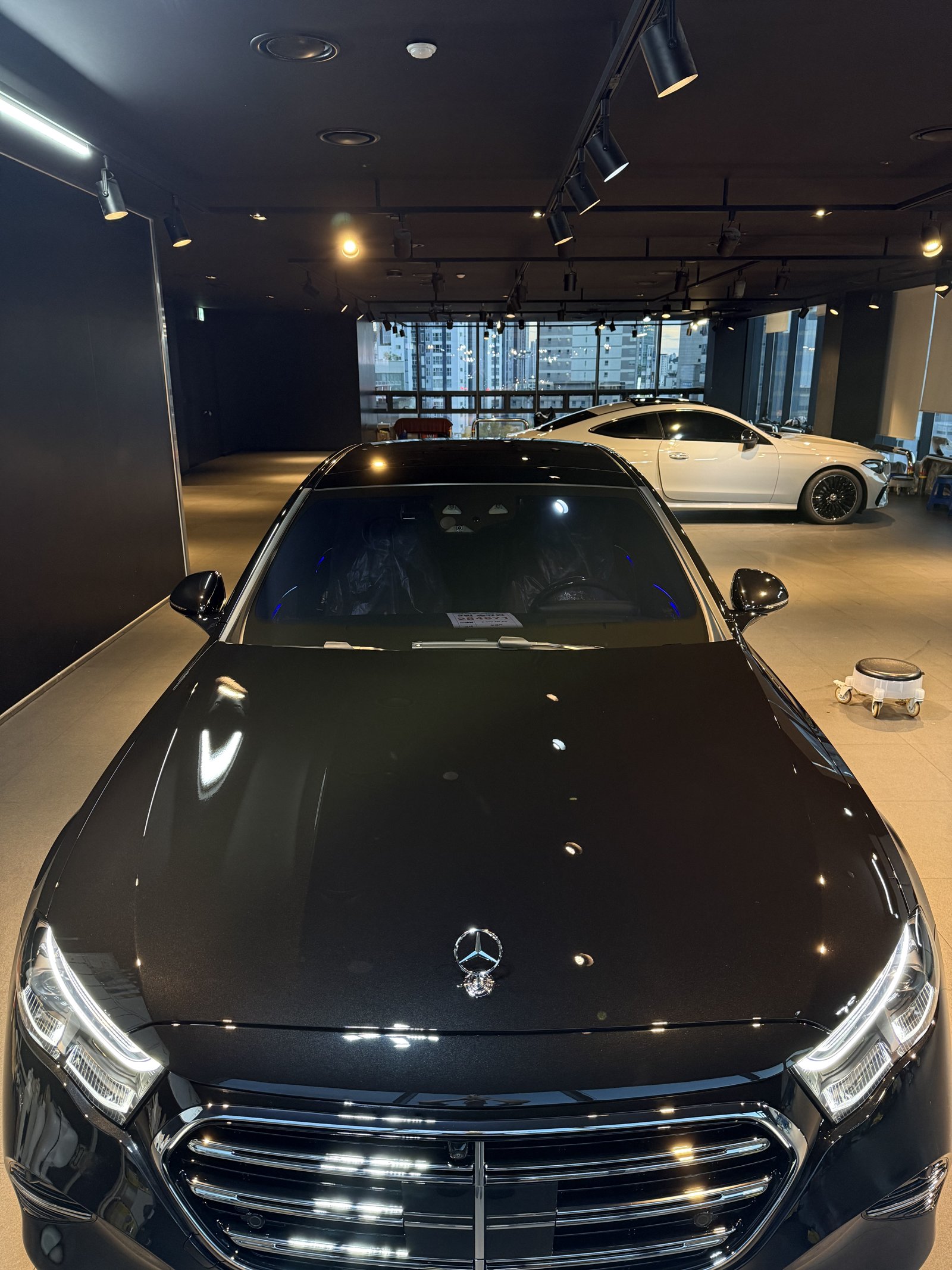 벤츠 E300 검정 신차 정면 - 부산 쉴드광택