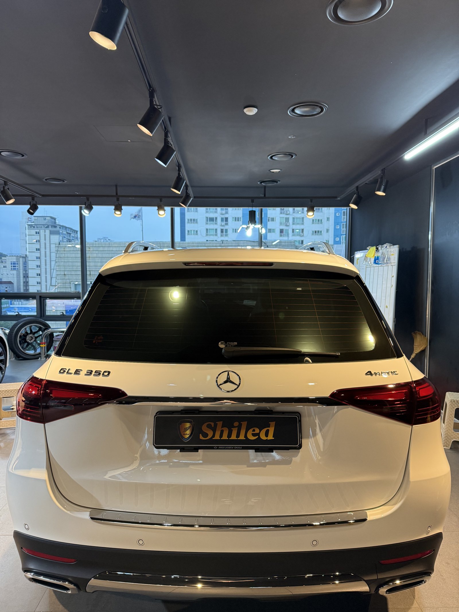 벤츠 GLE350 백색 신차 후측면 - 유리막코팅