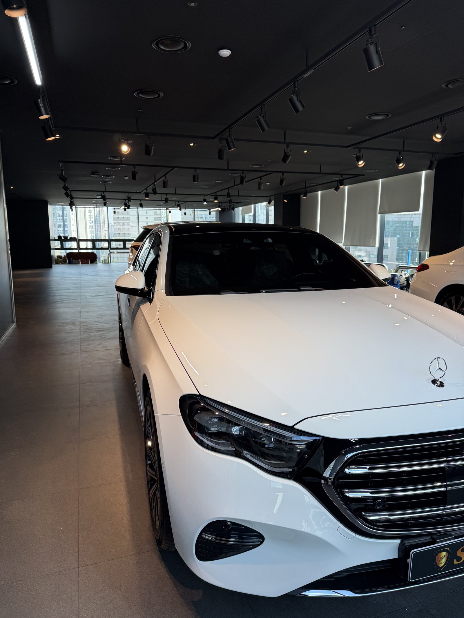 벤츠 E300 백색 신차 전측면 - 부산 유리막코팅 F5 두번째 차량