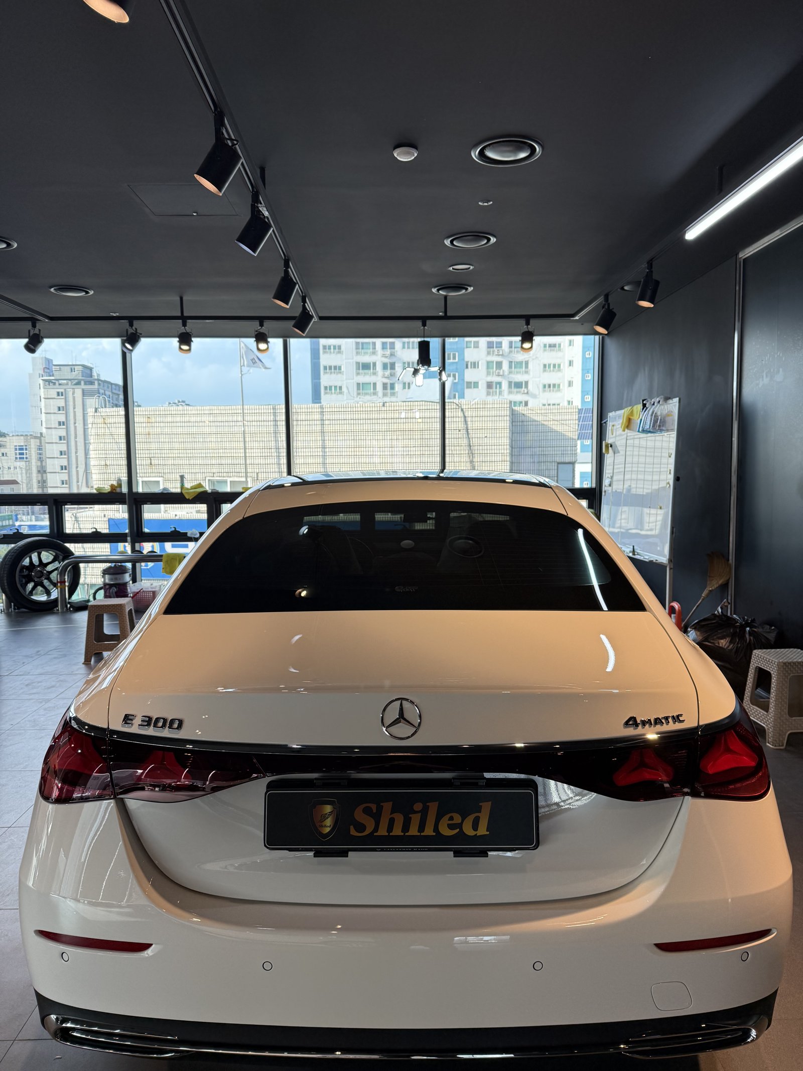 벤츠 E300 백색 신차 후측면 - 유리막코팅