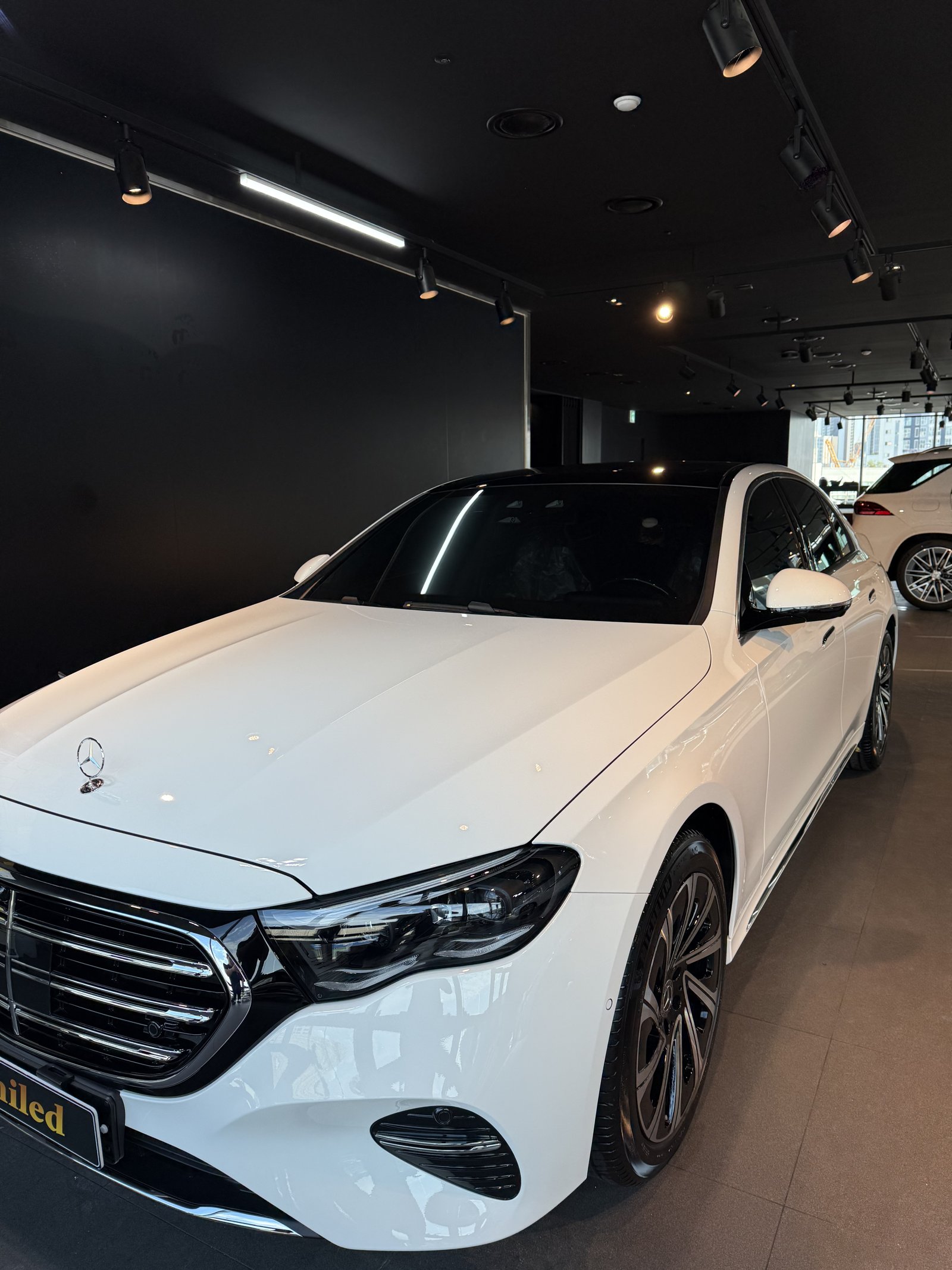 벤츠 E300 백색 신차 전측면 - 부산 유리막코팅