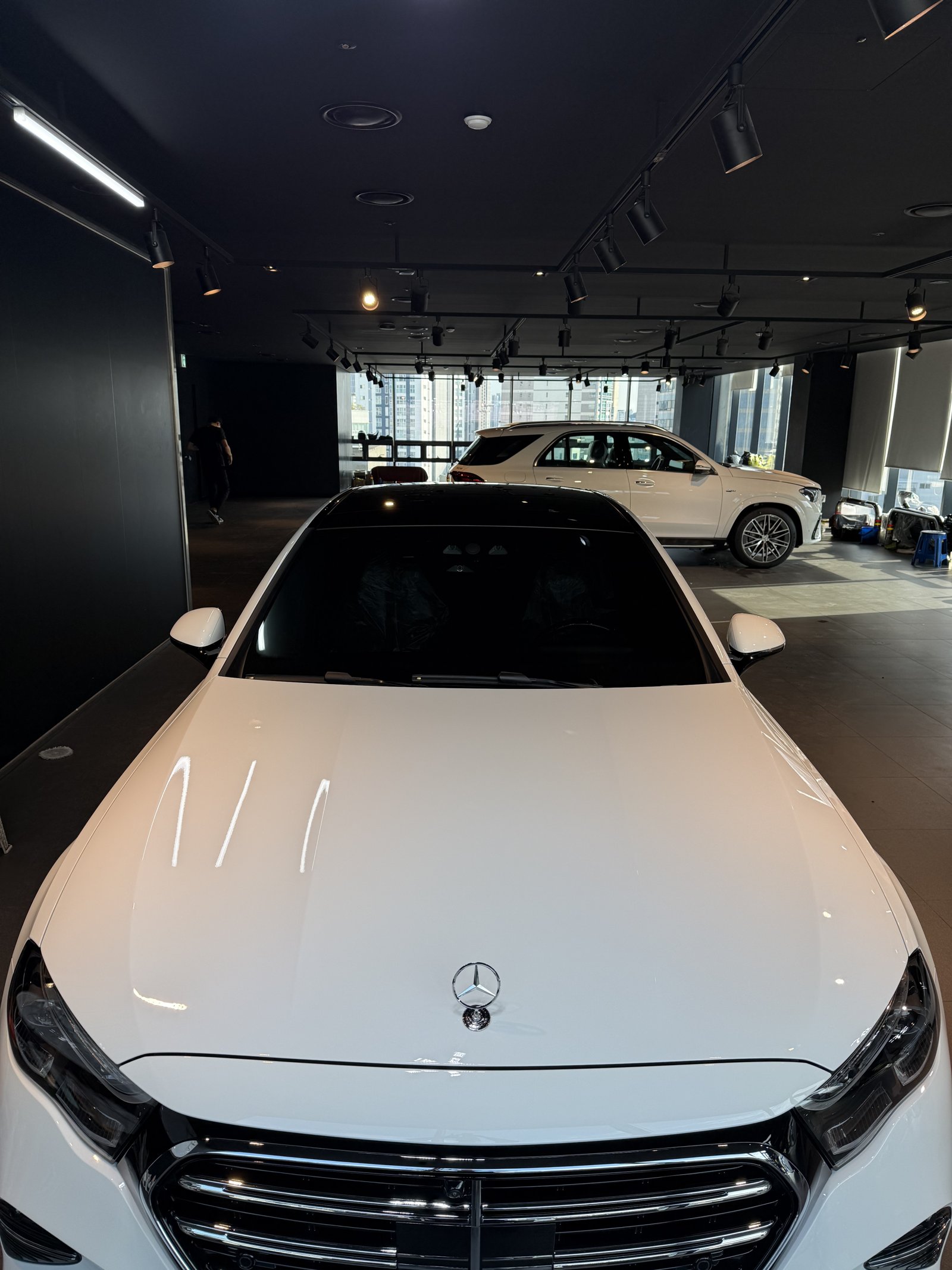 벤츠 E300 백색 신차 정면 - 부산 쉴드광택