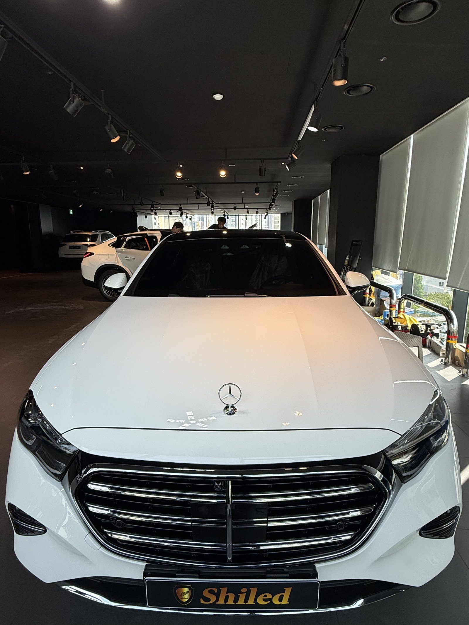 벤츠 E300 백색 신차 F5 유리막코팅 - 부산 쉴드광택 전면