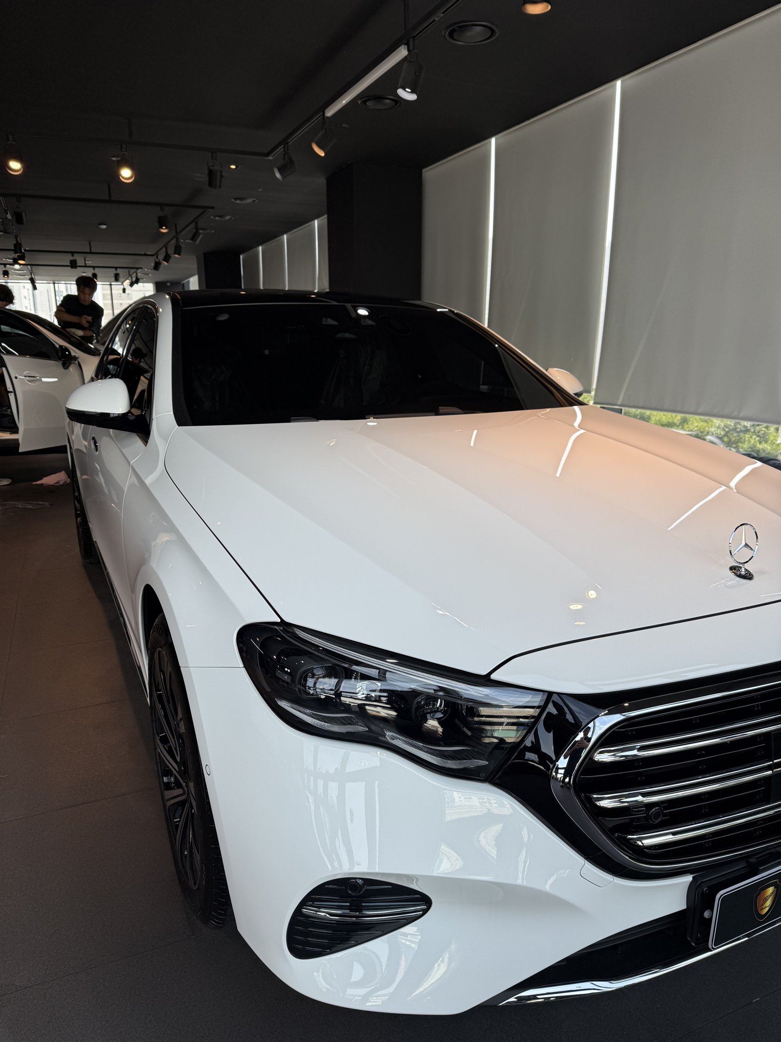 벤츠 E300 백색 신차 전측면 - 부산 유리막코팅 F5
