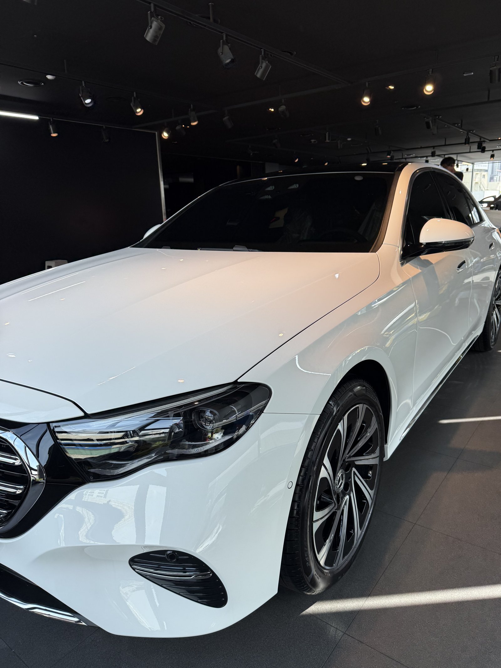 벤츠 E300 백색 신차 전측면 - 부산 유리막코팅
