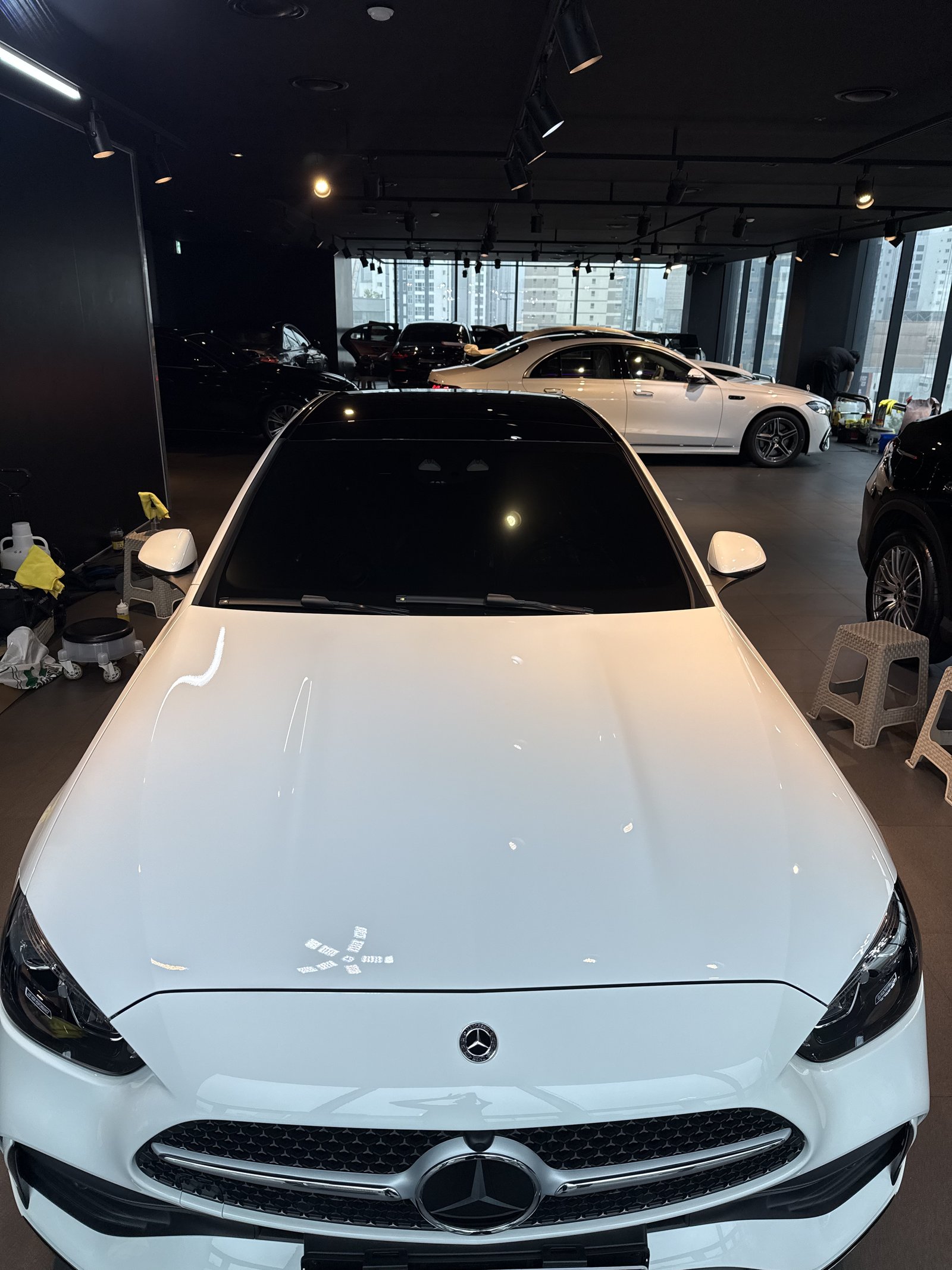 벤츠 C200 백색 신차 그릴 엠블럼 클로즈업 - 부산 쉴드광택 신차코팅