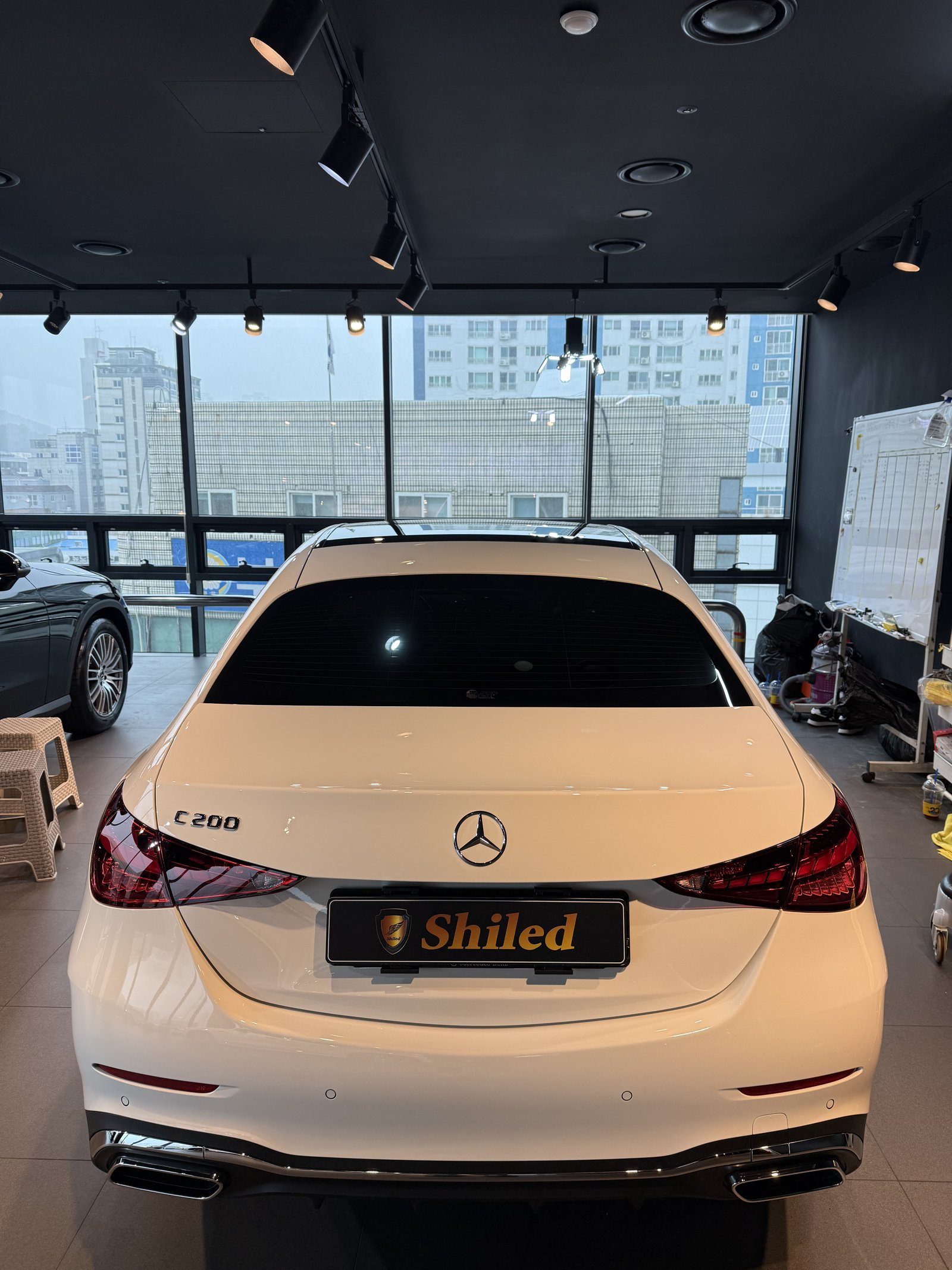 벤츠 C200 백색 신차 후면 C200 엠블럼 - 부산 쉴드광택 신차코팅