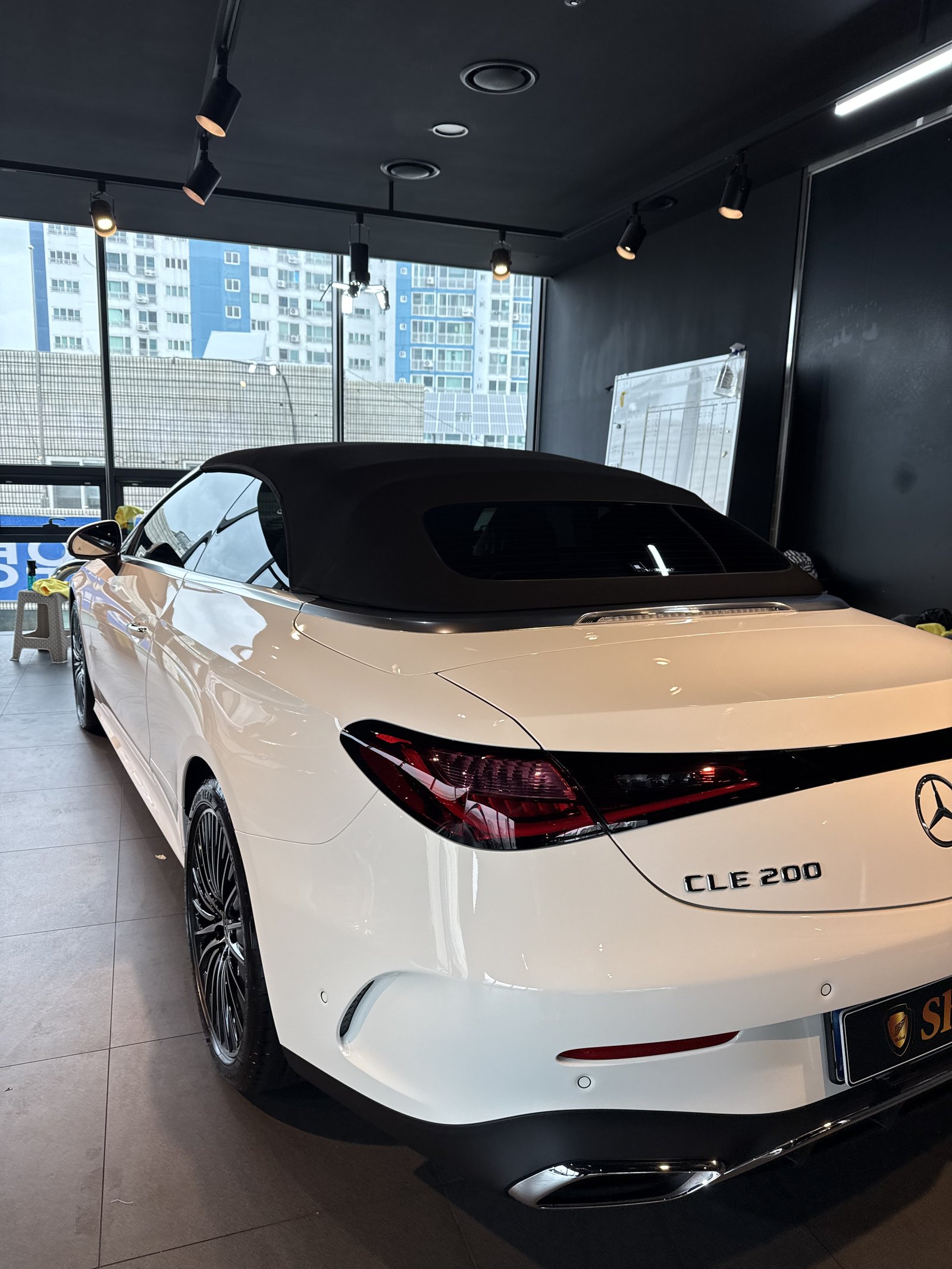 벤츠 CLE200 카브리올레 백색 신차 후면 엠블럼 - 부산 신차코팅