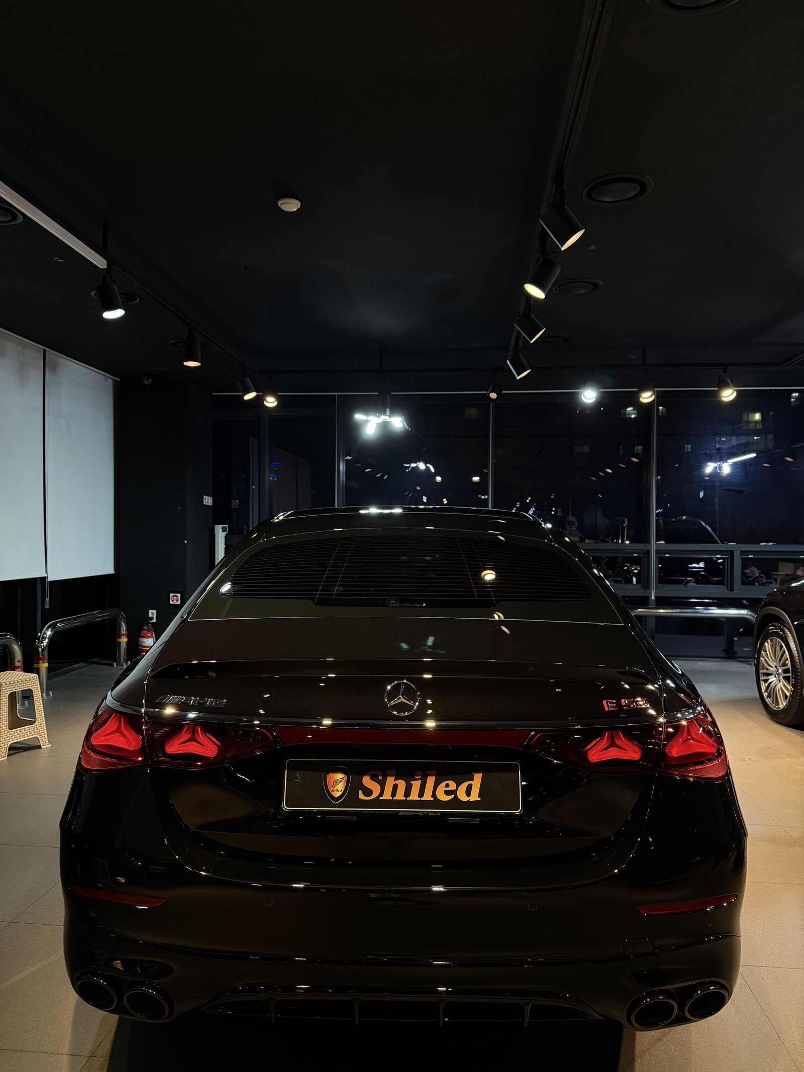 벤츠 AMG E53 검정 신차 후면 AMG 엠블럼 쿼드 머플러 - 부산 쉴드광택 신차코팅