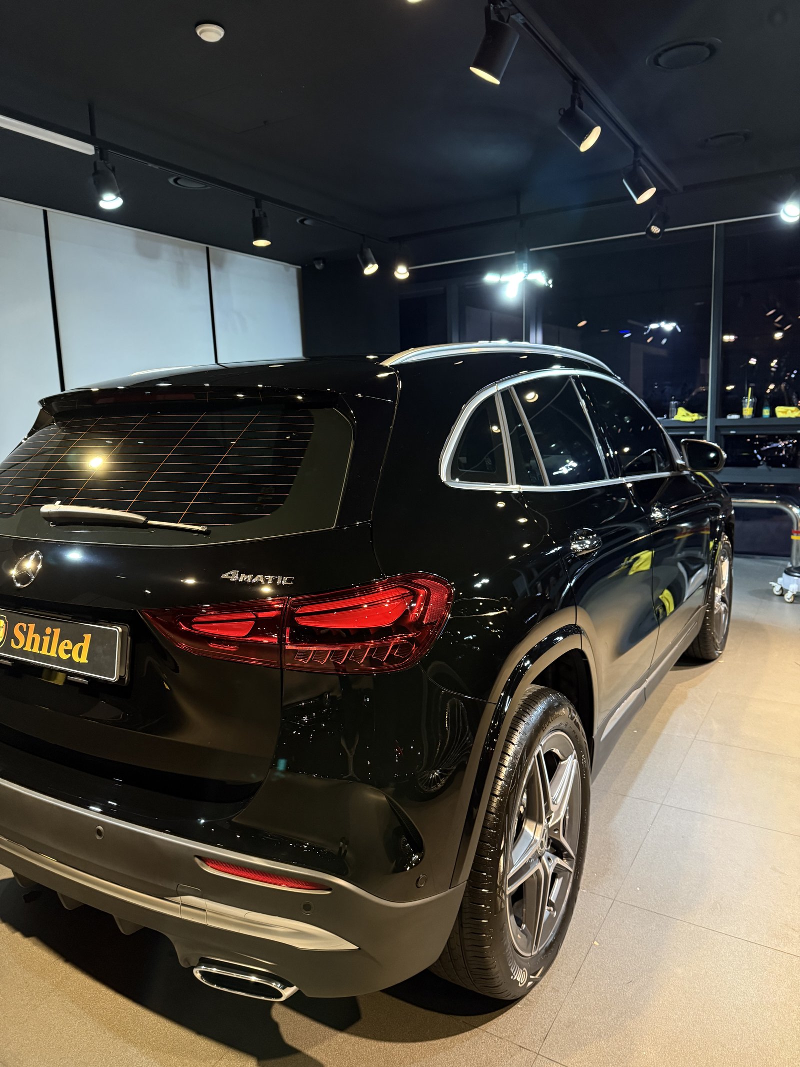 벤츠 GLA250 검정 신차 후측면 테일램프 - 부산 유리막코팅