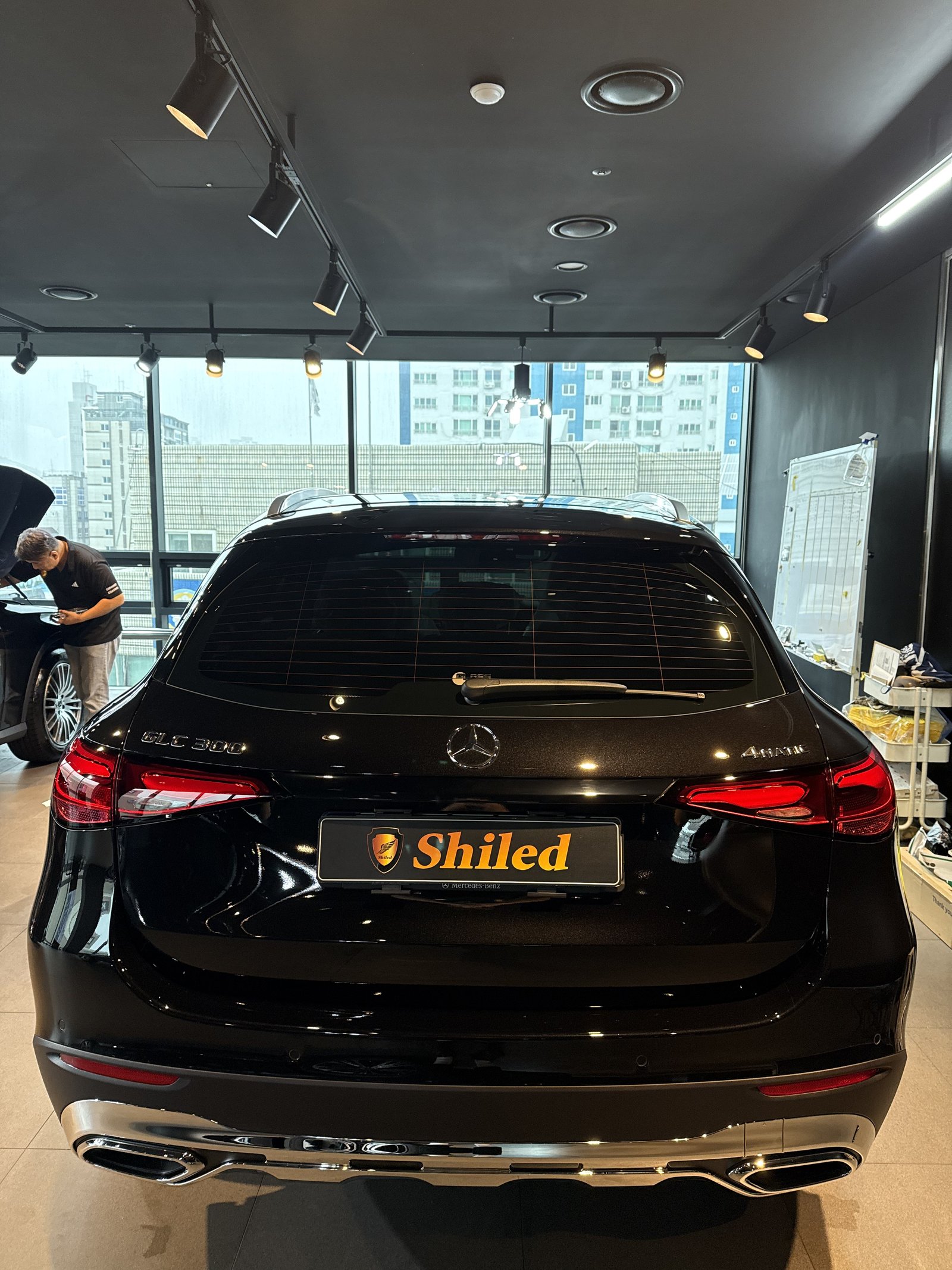 벤츠 GLC300 검정 신차 후면 엠블럼 매장 전시 - 부산 쉴드광택