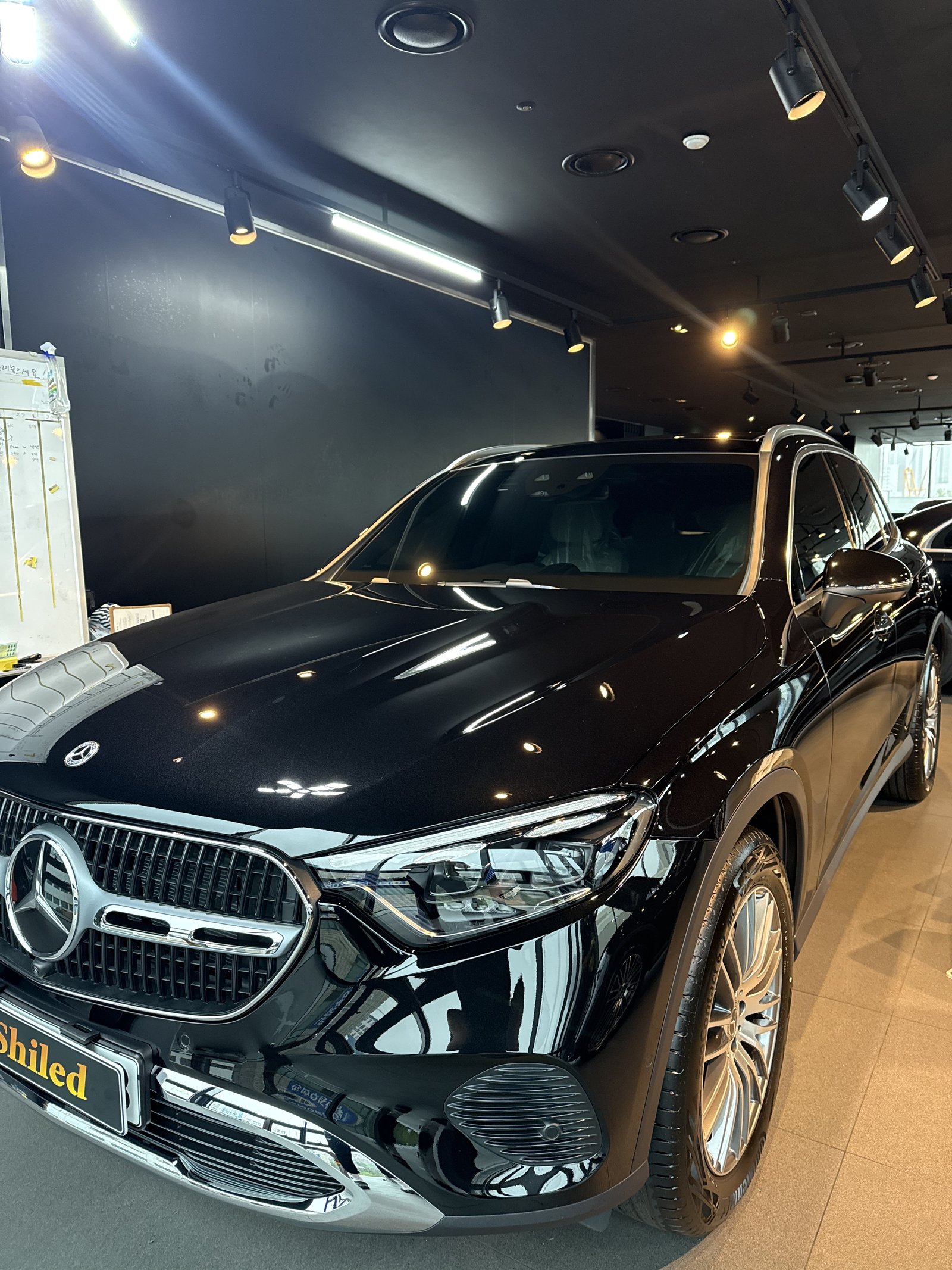 벤츠 GLC300 검정 신차 후드 위 별 모양 조명 반사 - 부산 쉴드광택 신차코팅