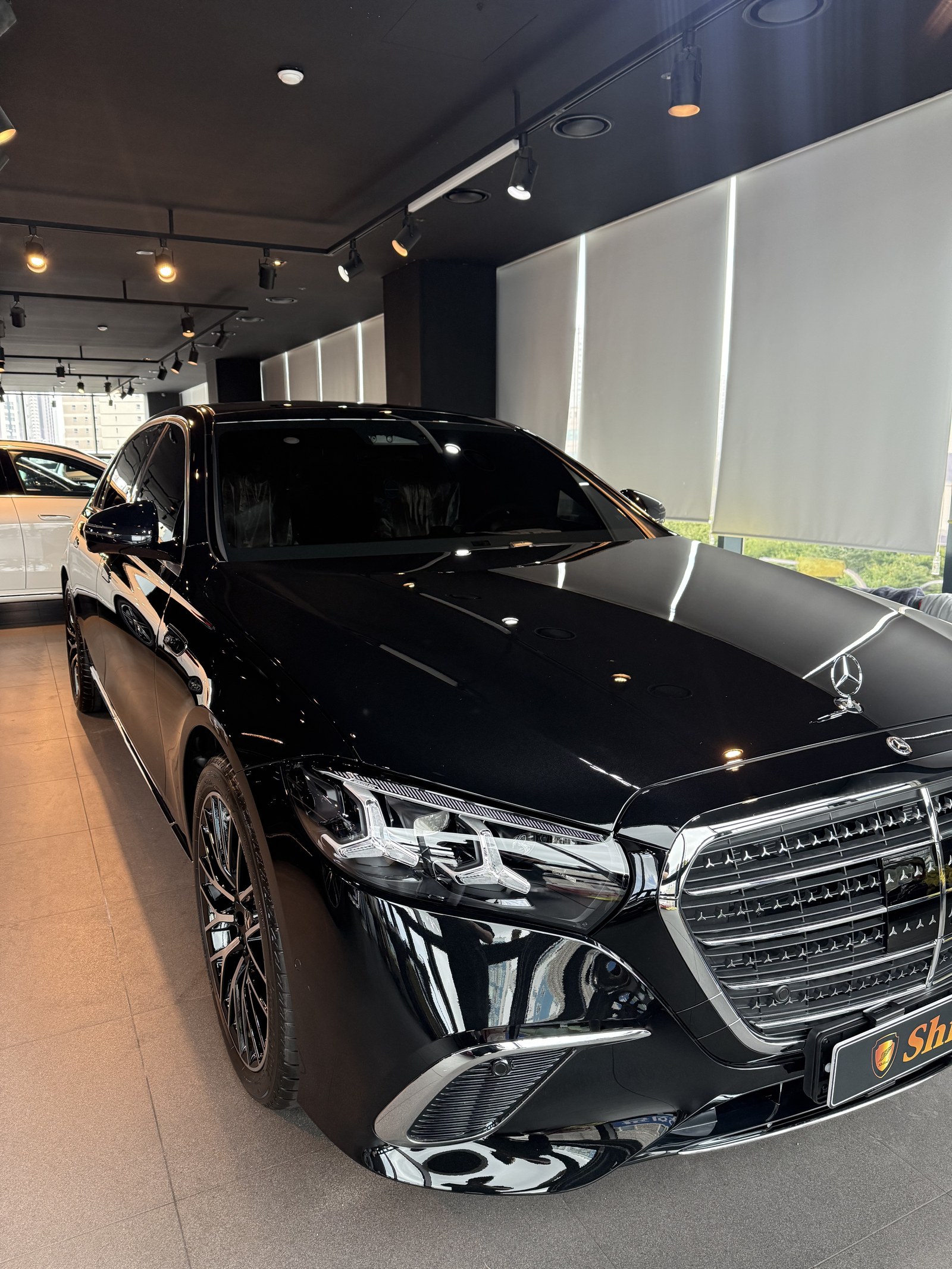 벤츠 S450 검정 헤드라이트와 휠 디테일 - 부산 쉴드광택 신차코팅