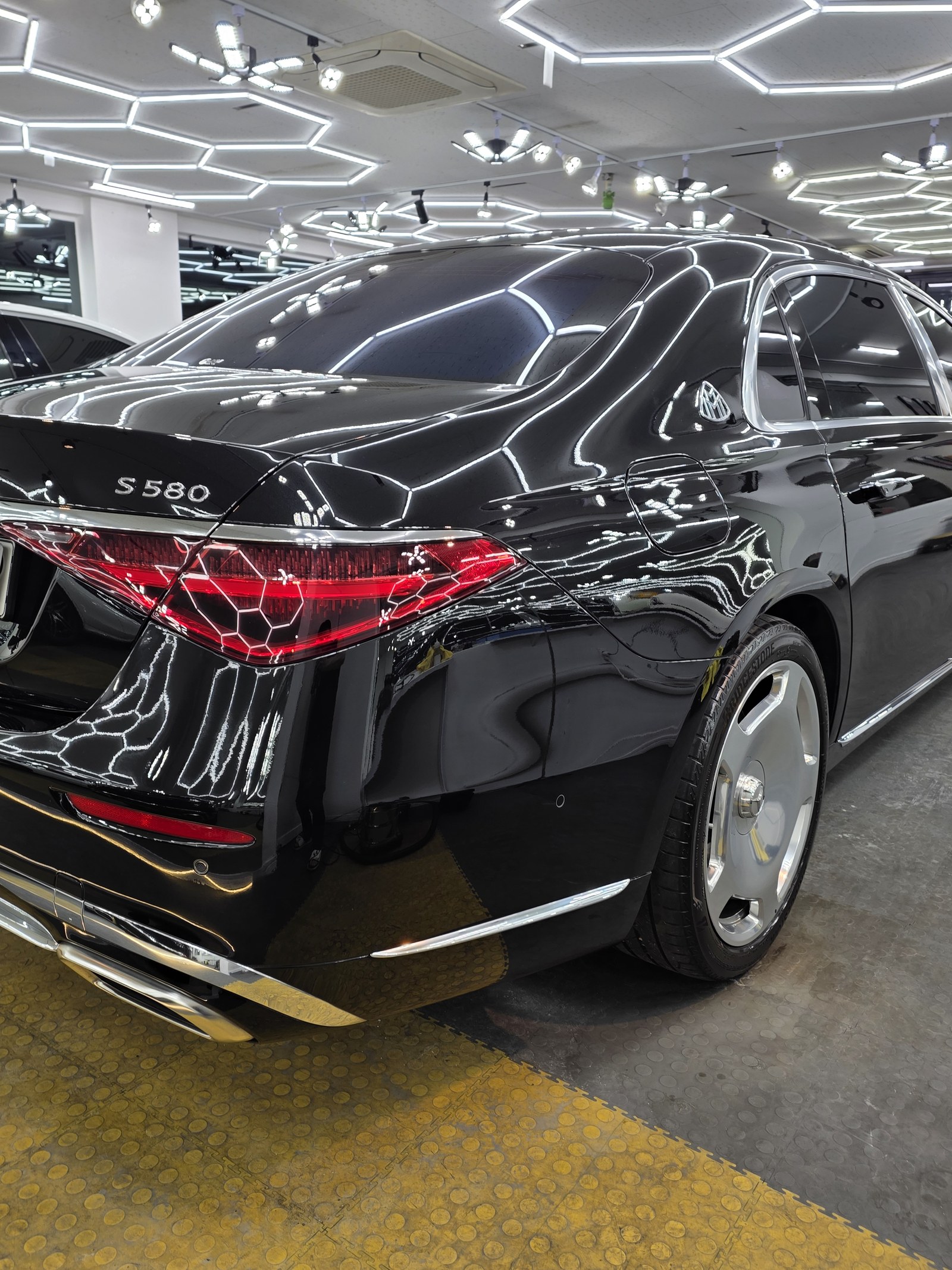 벤츠 마이바흐 S580 검정 후측면 리어램프 - 부산 광택 후 반사