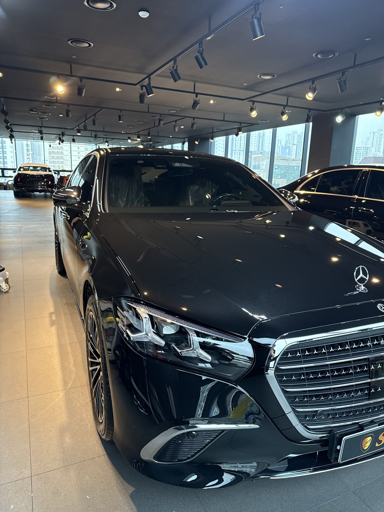 벤츠 S350d 검정 전면 그릴 클로즈업 - 부산 유리막코팅