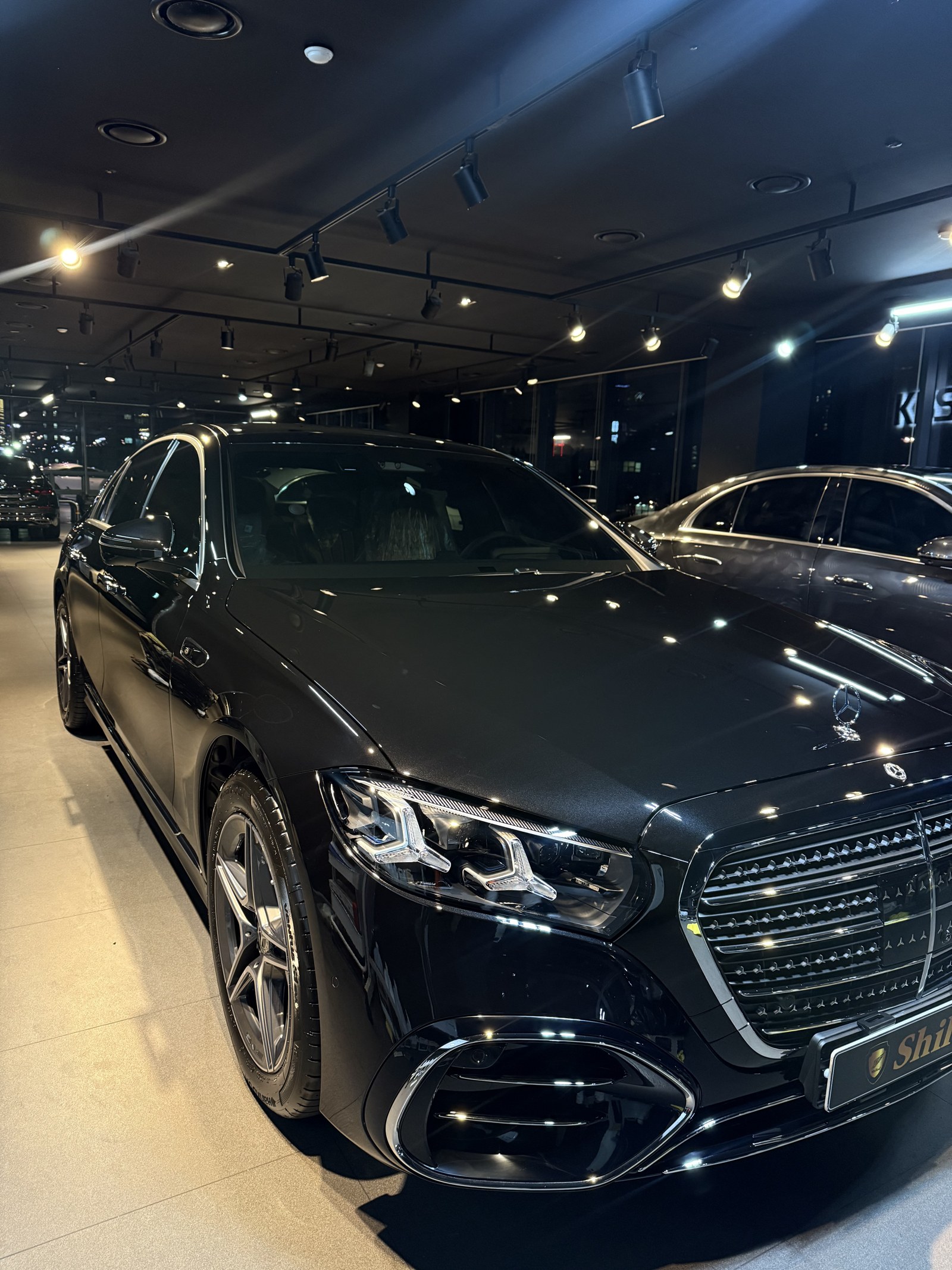 벤츠 S450 검정 헤드라이트 클로즈업 - 부산 유리막코팅