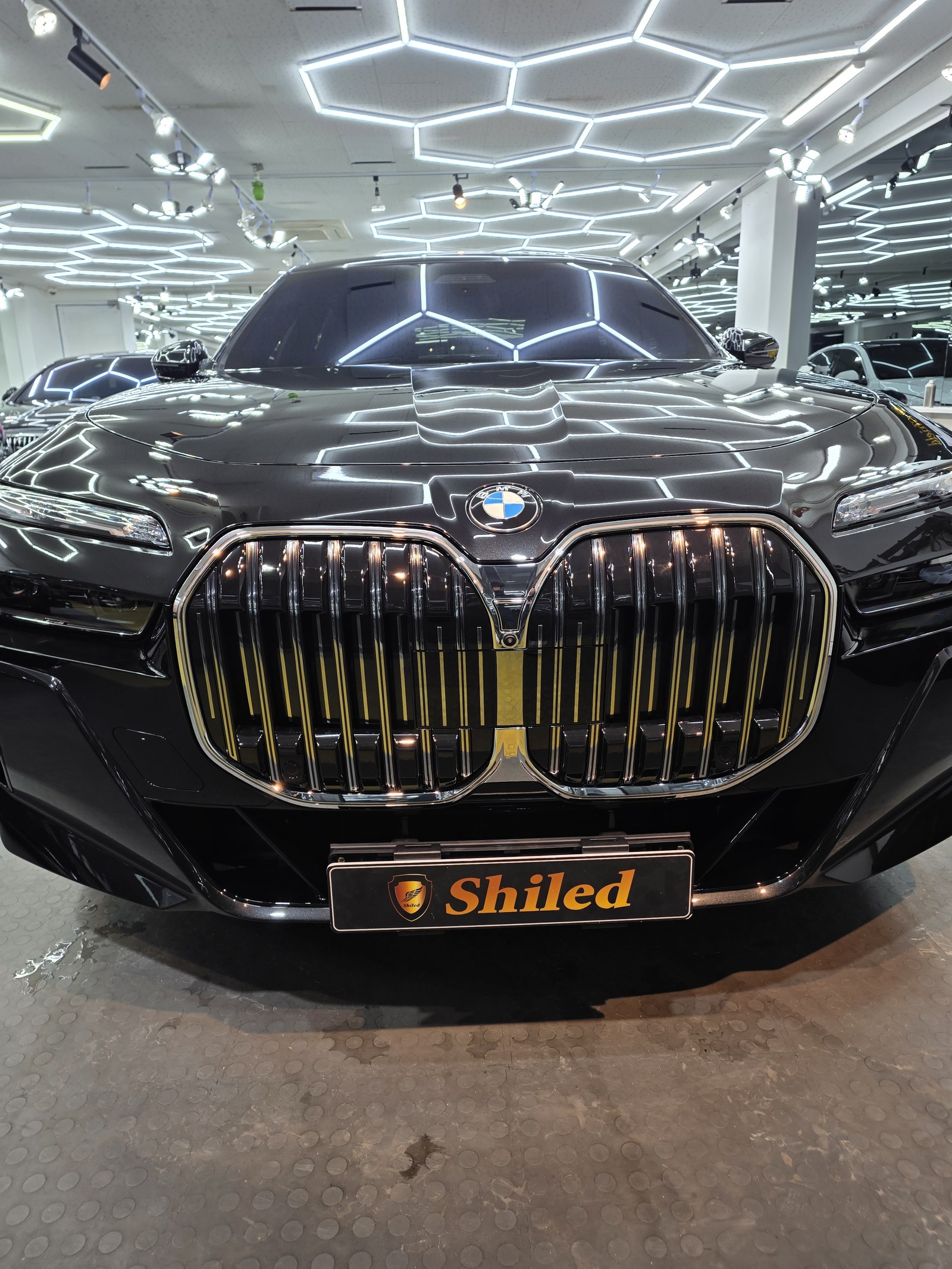 BMW 740d 검정 프론트 그릴 클로즈업 - 부산 유리막코팅