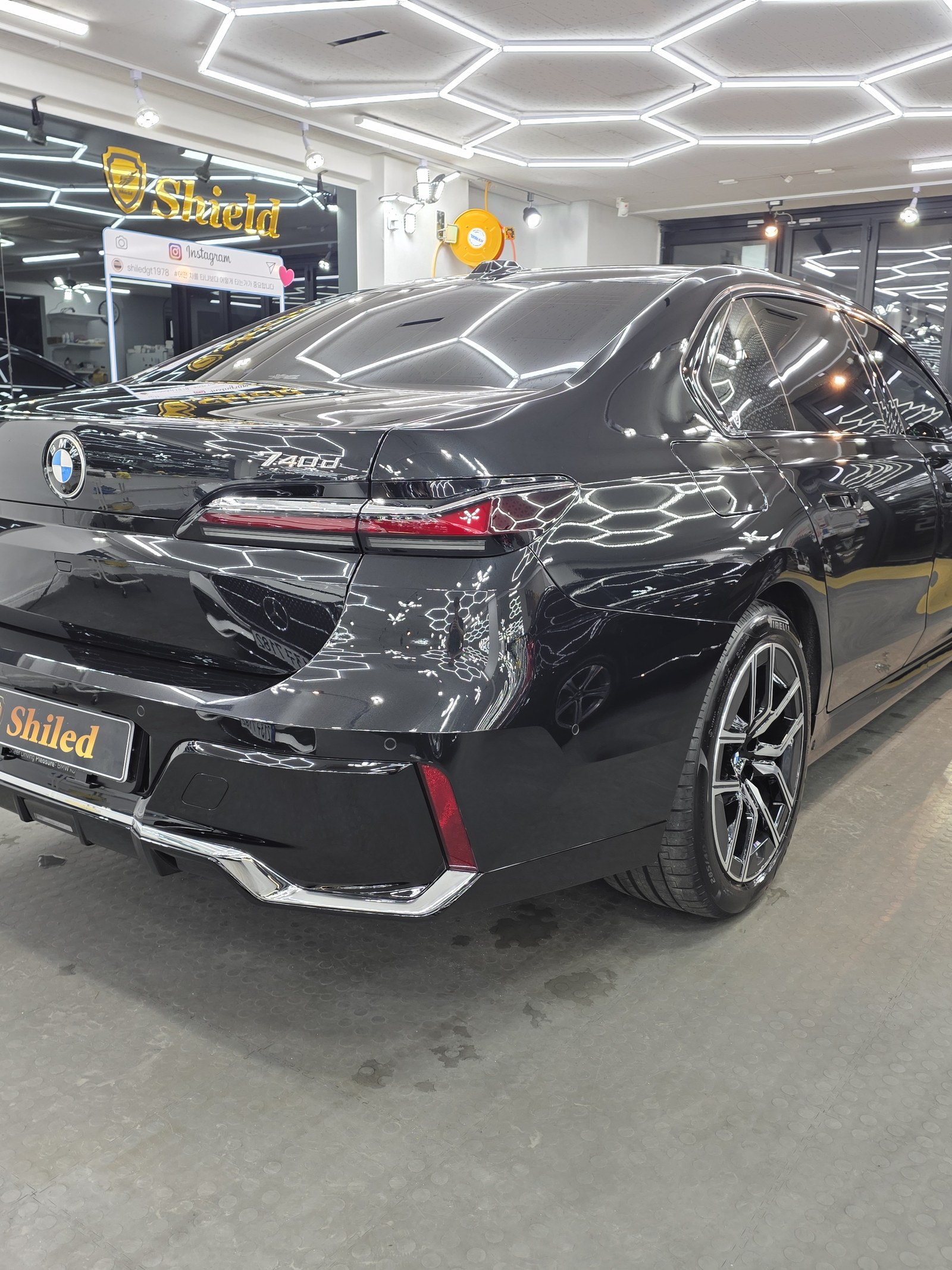 BMW 740d 검정 신차 후면 xDrive 뱃지 - 부산 쉴드광택 신차코팅