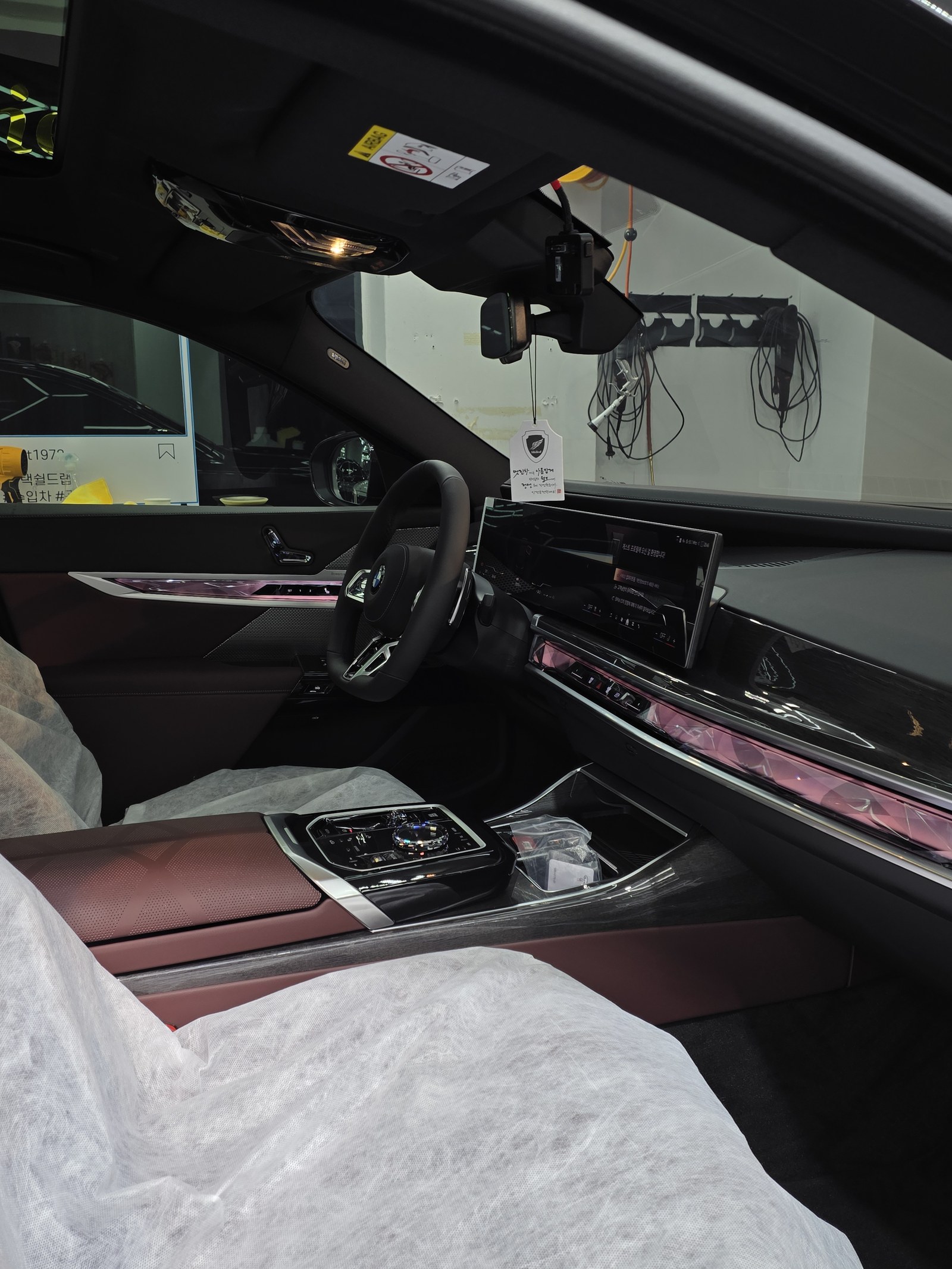 BMW 740d 신차 실내 대시보드와 스티어링 휠 - 출고 전 컨디션